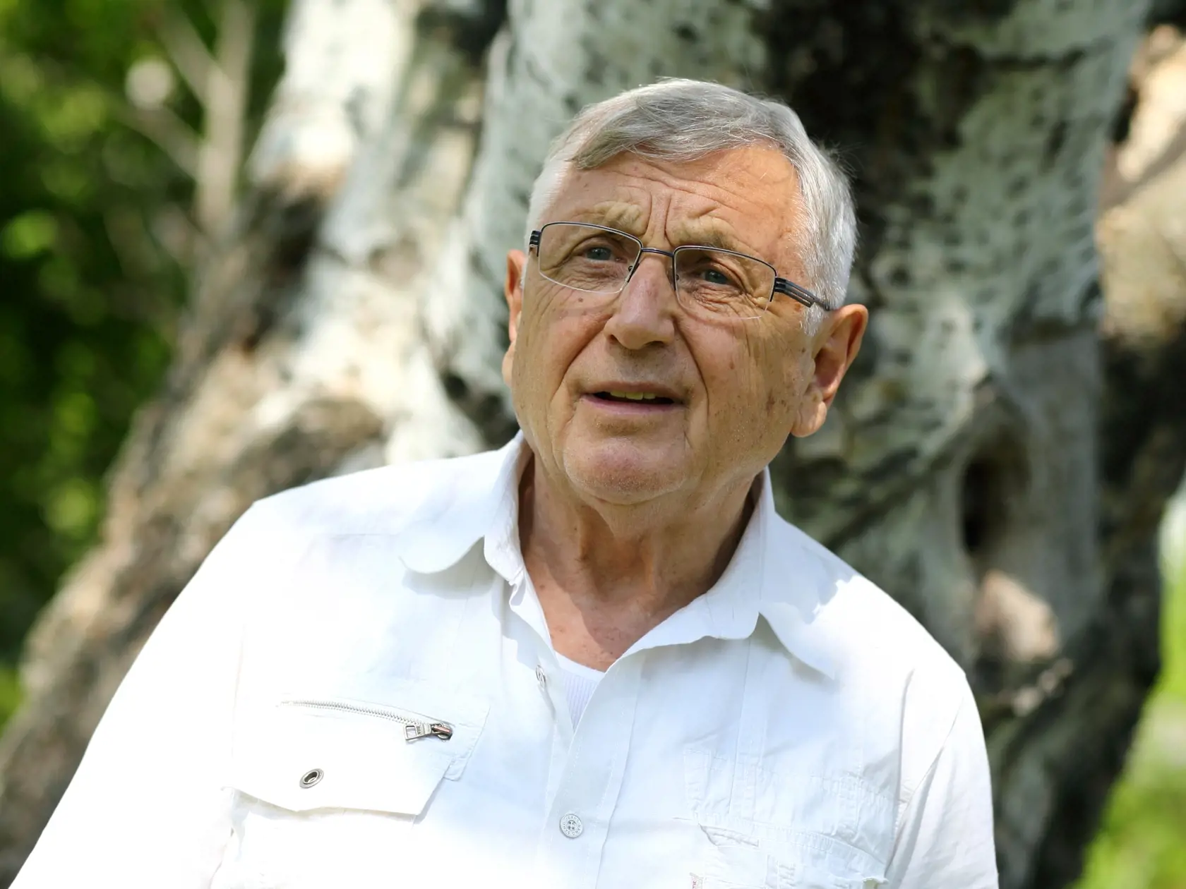 Jiří Menzel sa po mesiaci prebral z umelého spánku a komunikuje.