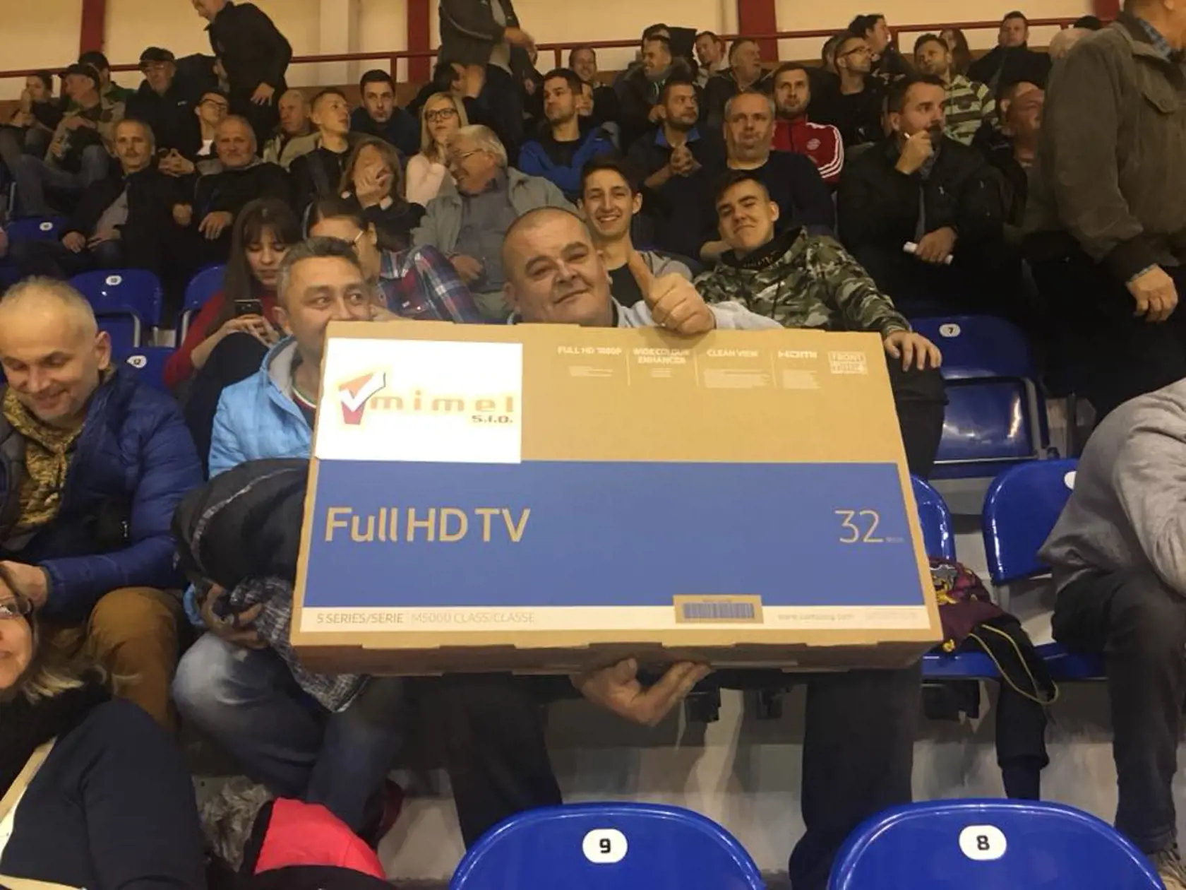Tento fanúšik vyhral na tombole televízor. Vytiahol z peňažky 50 eur a tiež ich daroval rodičom Dominiky. 