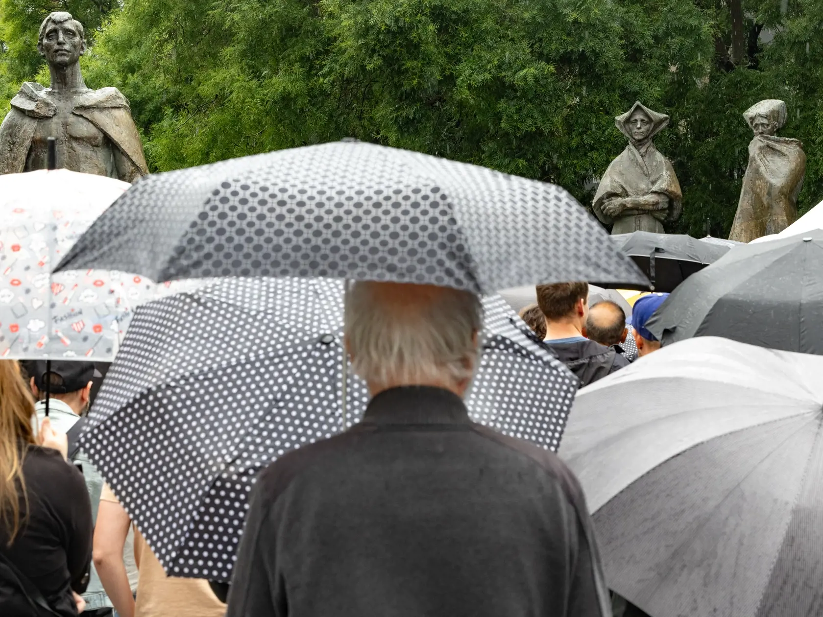 Štrajk nespokojných zamestnancov a spolupracovníkov RTVS, cieľom ktorého je stiahnutie sporného návrhu zákona o STVR. Dav sa presunul z budovy Slovenského rozhlasu na Mýtnej ulici pred Úrad vlády a následne pred budovu Ministerstva kultúry na Námestí SNP, kde prebehol príhovor členov štrajkového výboru a pozvaných hostí.