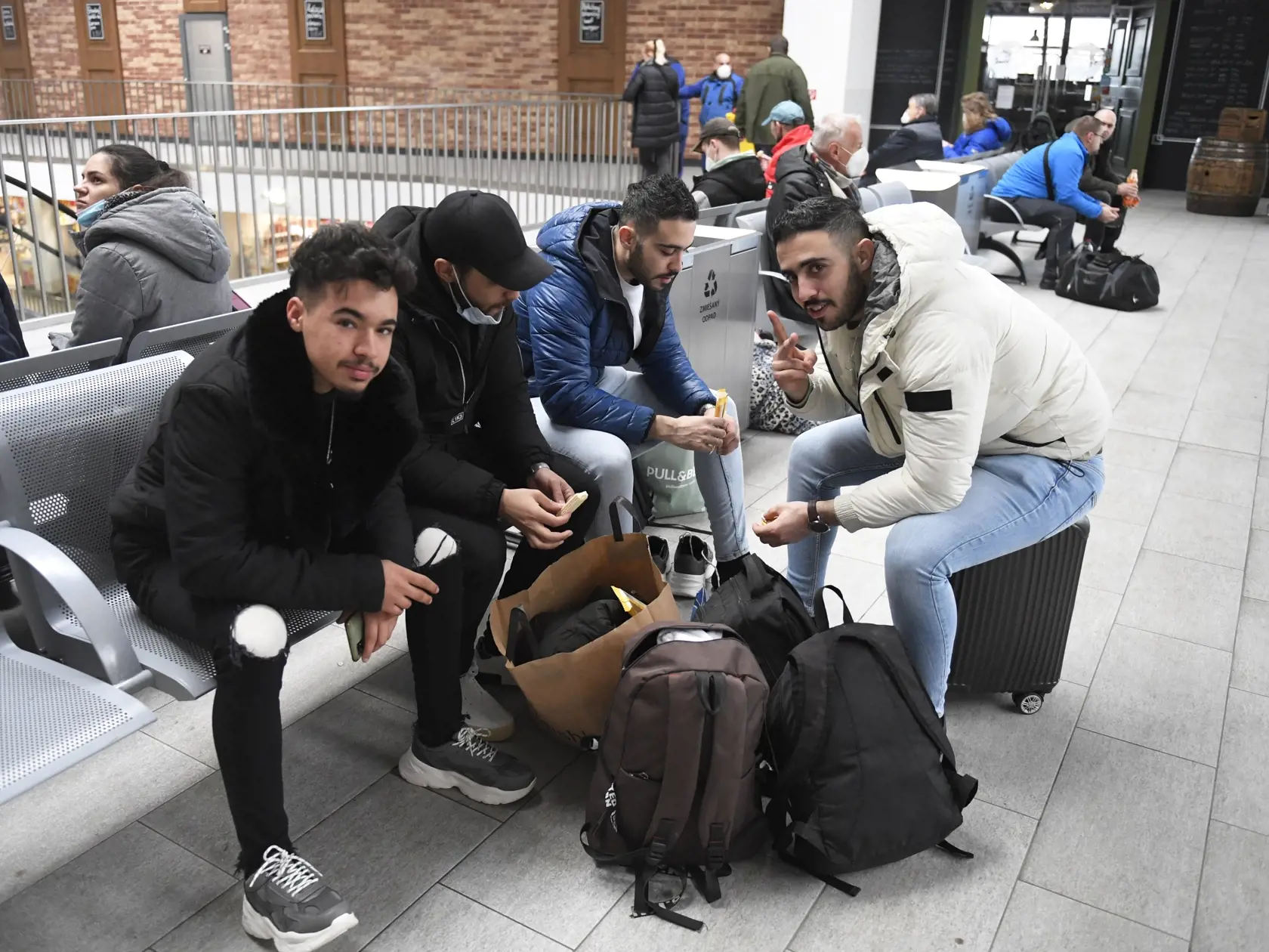 Na snímke utečenci z Ukrajiny, z afrických krajín a krajín Blízkeho východu na košickej železničnej stanici. Košice, 2. marca 2022. FOTO TASR - František Iván