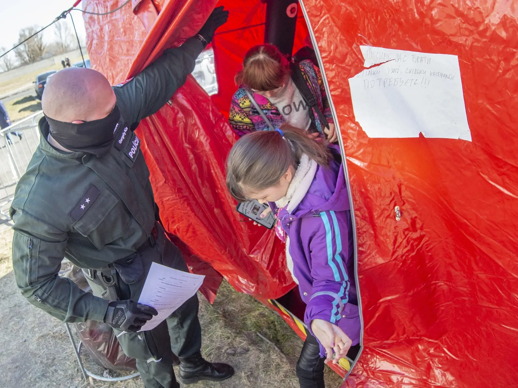 Na snímke utečenci z Ukrajiny čakajúci na doklady  vo vyhrievanom stane, ktoré si prišli vybaviť na Oddelení cudzineckej polície v Bratislave 11. marca 2022. FOTO TASR - Martin Baumann