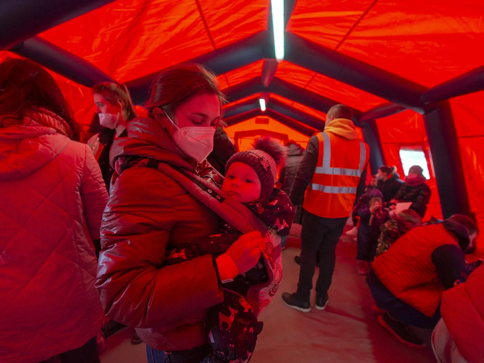 Na snímke utečenci z Ukrajiny čakajúci na doklady  vo vyhrievanom stane, ktoré si prišli vybaviť na Oddelení cudzineckej polície v Bratislave 11. marca 2022. FOTO TASR - Martin Baumann