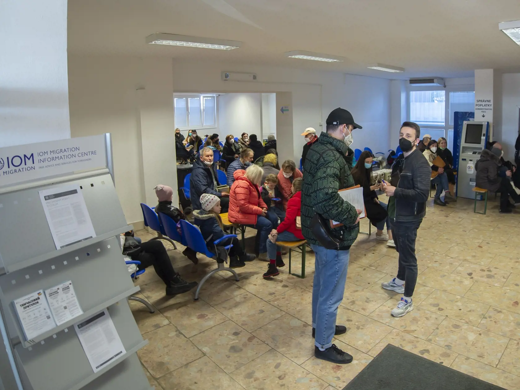 Na snímke utečenci z Ukrajiny čakajúci na doklady na Oddelení cudzineckej polície v Bratislave 11. marca 2022. FOTO TASR - Martin Baumann