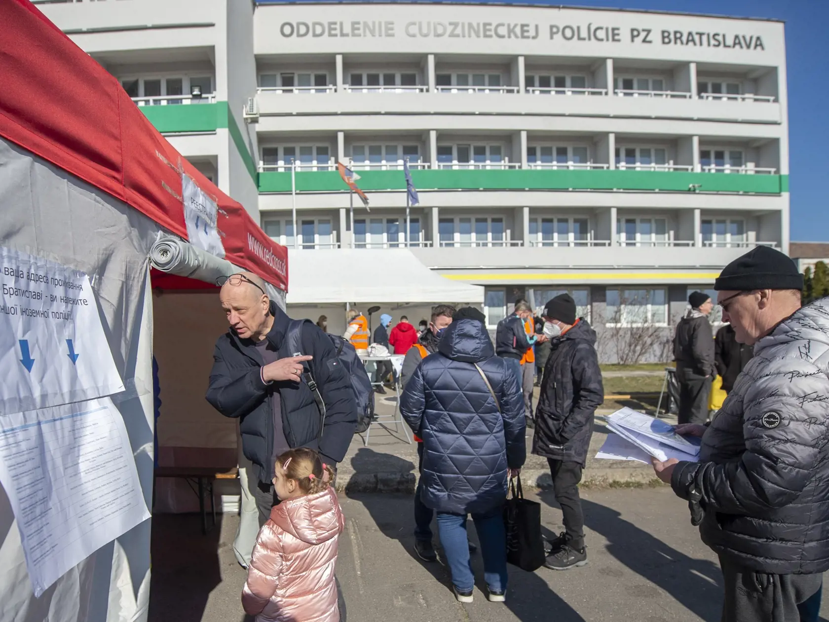Na snímke utečenci z Ukrajiny čakajúci na doklady na Oddelení cudzineckej polície v Bratislave 11. marca 2022. FOTO TASR - Martin Baumann