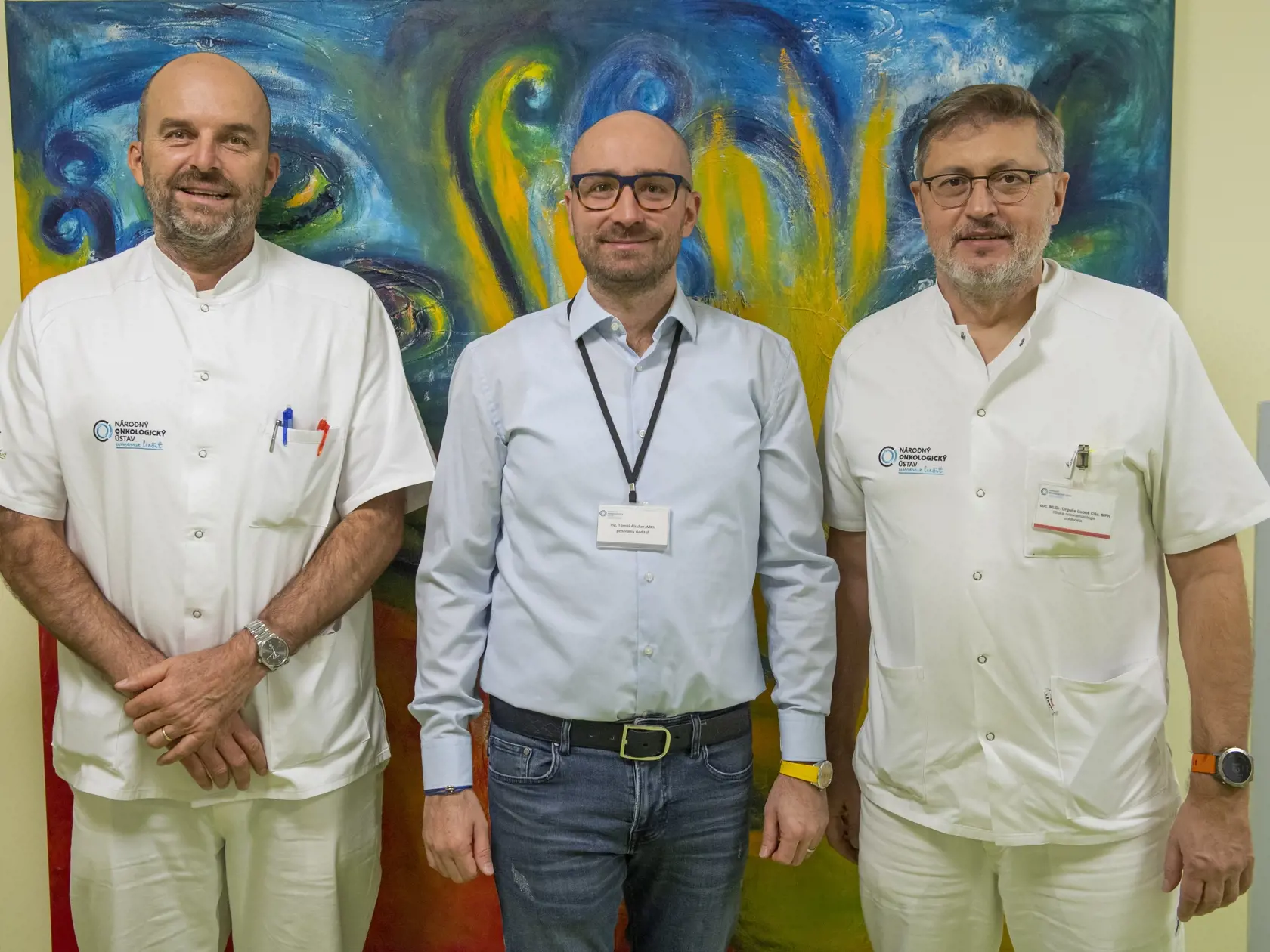 Na snímke zľava primár Oddelenia onkohematológie I. Transplantačnej jednotky Andrej Vranovský, riaditeľ Národného onkologického ústavu (NOÚ) Tomáš Alscher a prednosta Kliniky onkohematológie LFUK a NOÚ Ľuboš Drgoňa pózujú v Národnom onkolologickom ústave v Bratislave vo štvrtok 1. decembra 2022. FOTO TASR - Michal Svítok