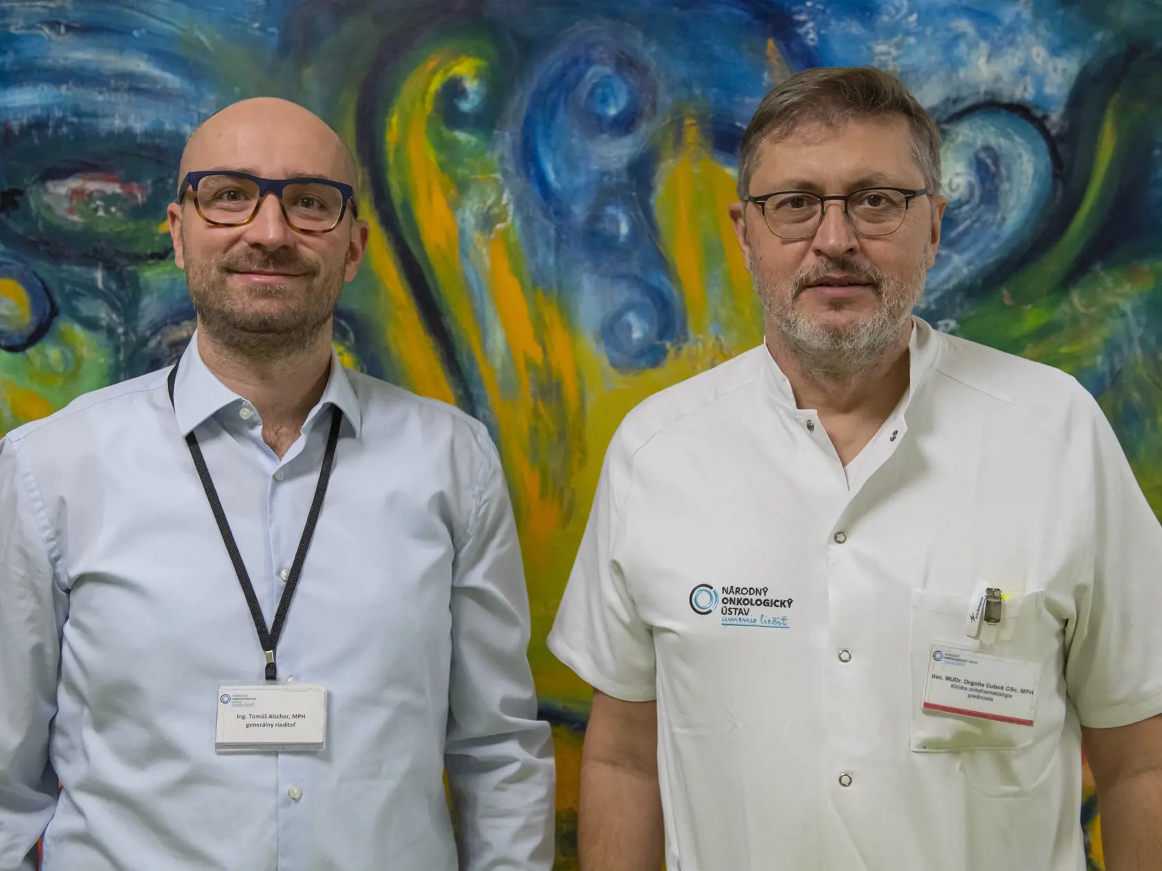 Na snímke zľava riaditeľ Národného onkologického ústavu (NOÚ) Tomáš Alscher a prednosta Kliniky onkohematológie LFUK a NOÚ Ľuboš Drgoňa pózujú v Národnom onkolologickom ústave v Bratislave vo štvrtok 1. decembra 2022. FOTO TASR - Michal Svítok