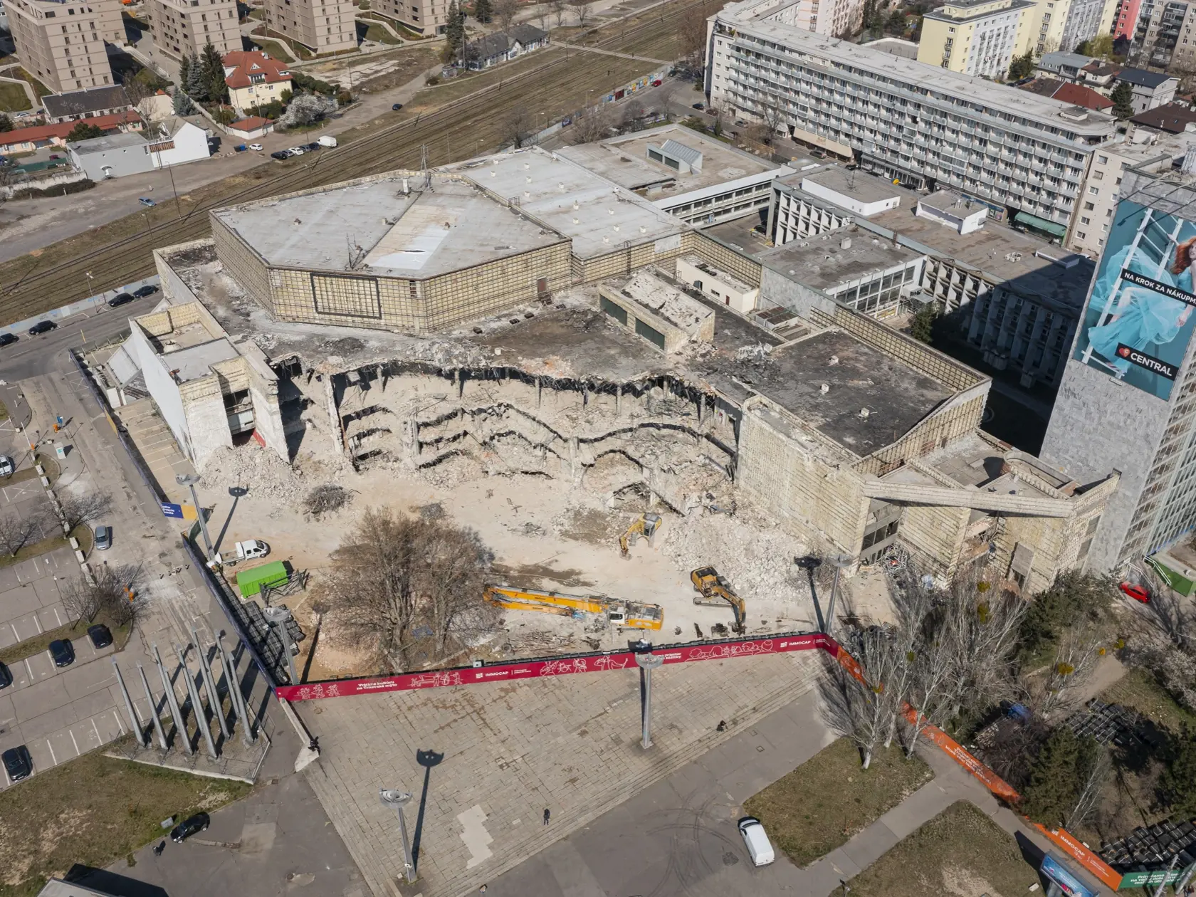 Na snímke z dronu búranie Domu odborov (Istropolis) na Trnavskom mýte v Bratislave 28. marca 2022.