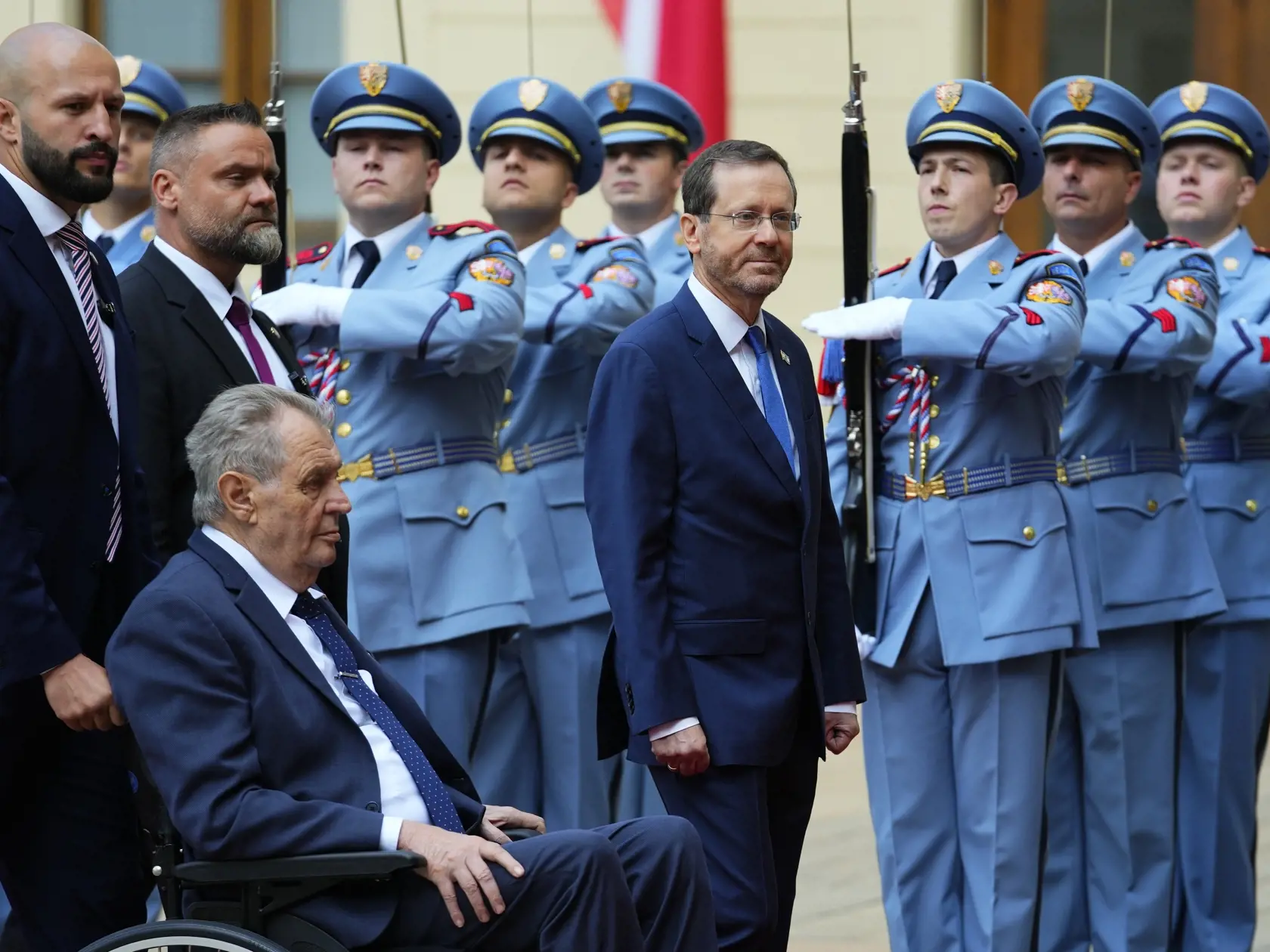 Na snímke tretí zľava český prezident Miloš Zeman a štvrtý sprava izraelský prezident Jicchak Herzog počas prehliadky čestnej stráže pred stretnutím v Prahe 11. júla 2022.