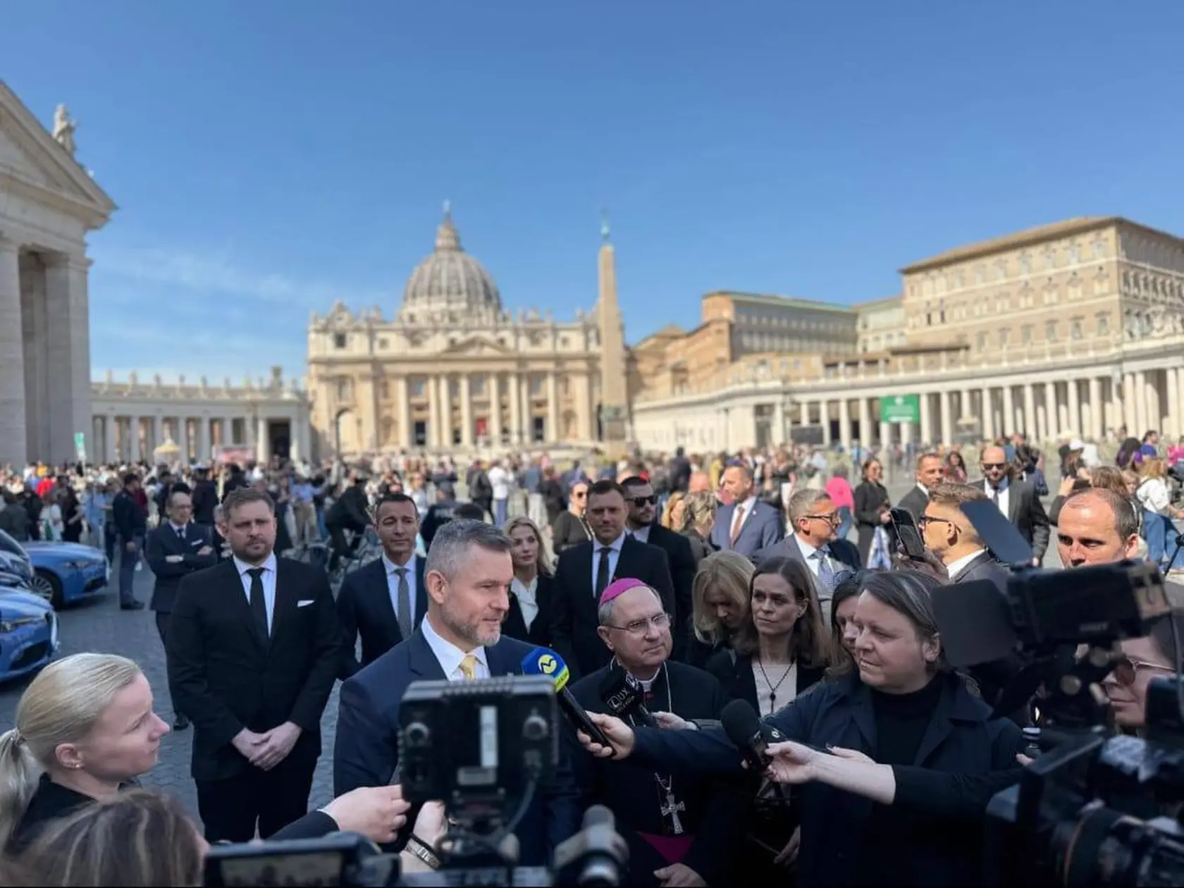 Prezident SR Peter Pellegrini sa v piatok 4. apríla zúčastnil v piatok svätej omše v Bazilike svätého Petra. Verím, že si slovenskí pútnici z Vatikánu odnesú posolstvo nádeje - na lepší život a väčší pokoj," odkázal z Ríma. Súčasťou slovenskej delegácie bola i ministerka kultúry Martina Šimkovičová (nom. SNS) 