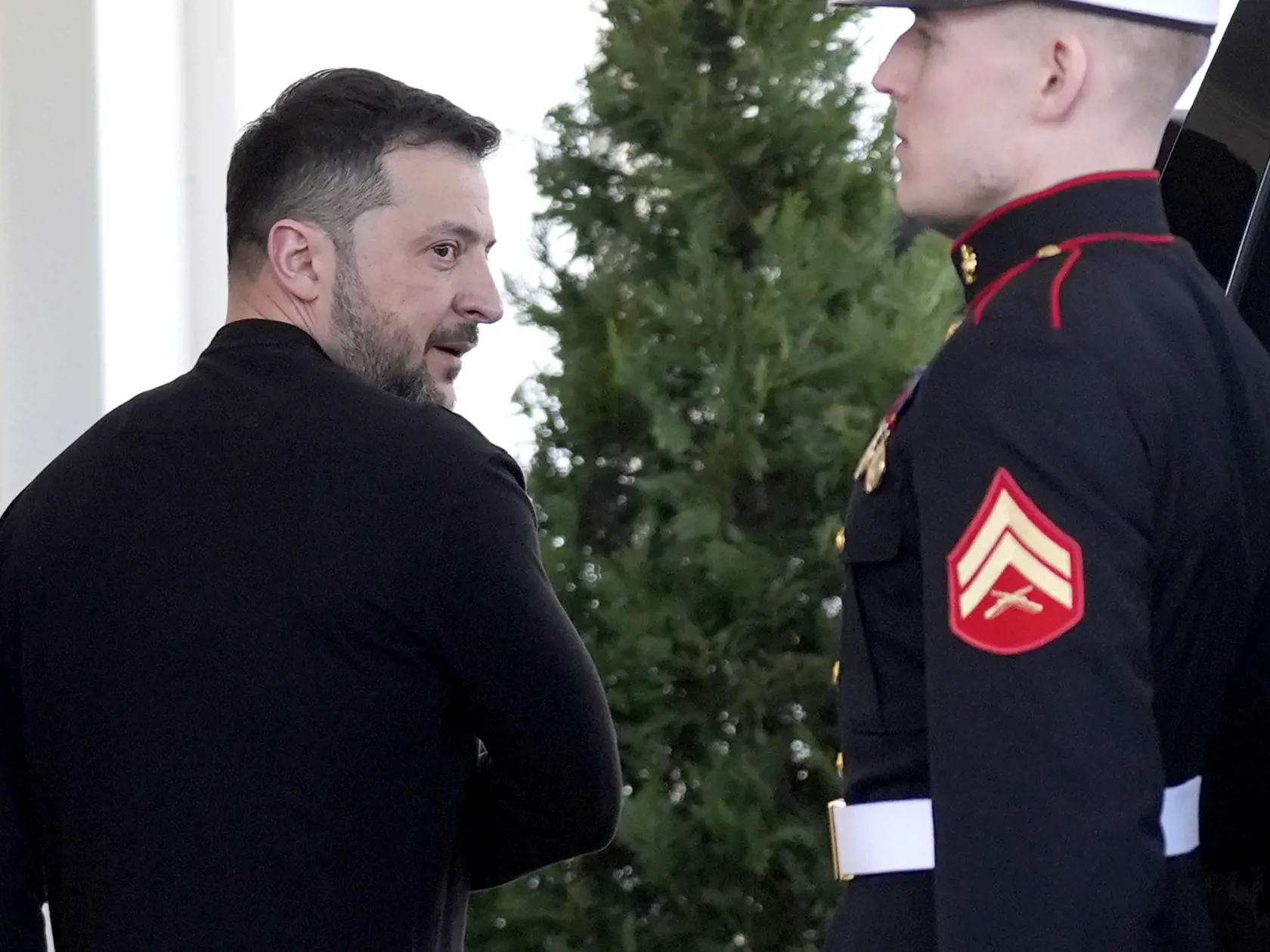 Ukrajinský prezident Volodymyr Zelenskyj (vľavo) odchádza z Bieleho domu vo Washingtone v piatok 28. februára 2025. Ukrajinský prezident Volodymyr Zelenskyj v piatok predčasne odišiel z rokovania s americkým prezidentom Donaldom Trumpom, ktorý napísal, že Zelenskyj nie je pripravený na mier. Predčasnému ukončeniu rokovaní predchádzala ostrá výmena názorov medzi oboma lídrami v Oválnej pracovni Bieleho domu.