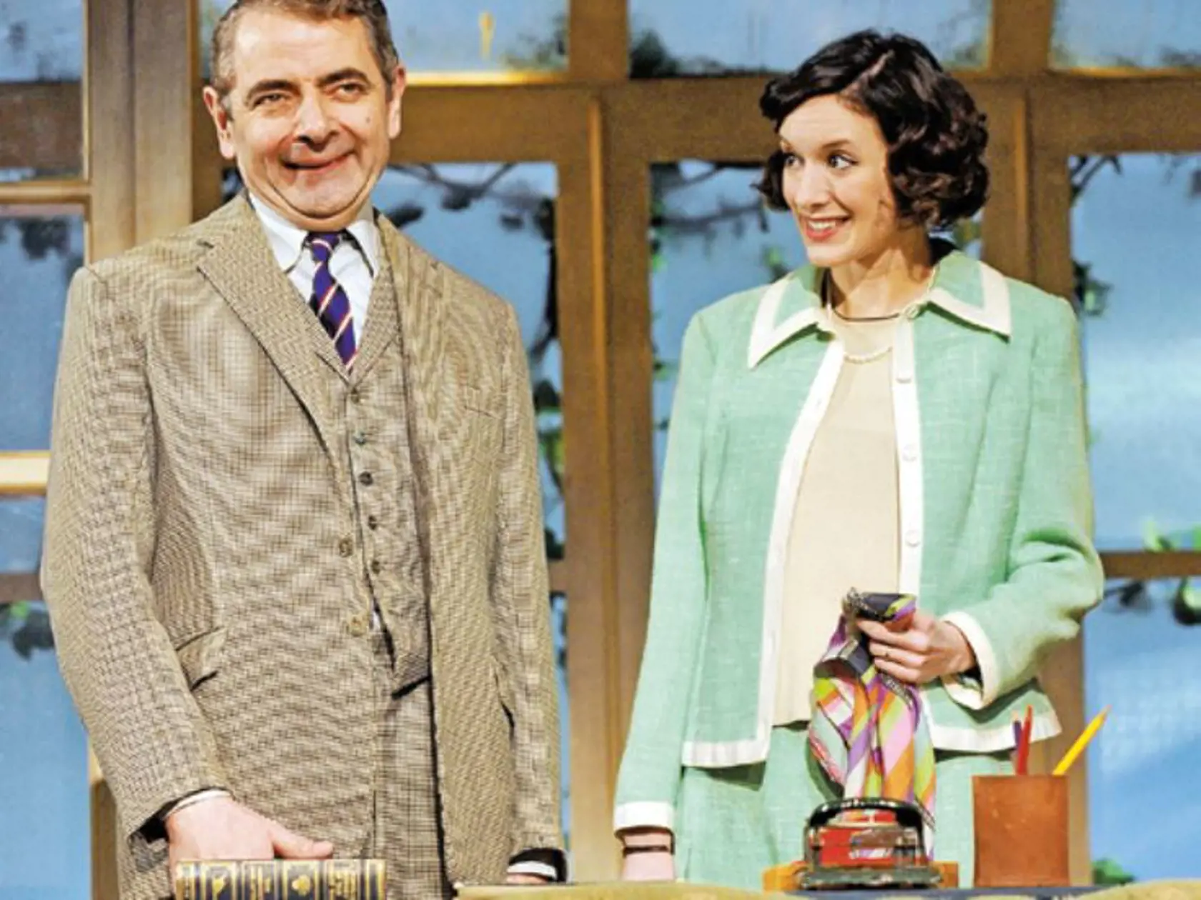 Rowan Atkinson so súčasnou partnerkou Louise Fordovou na javisku londýnskeho divadla Wyndham’s.