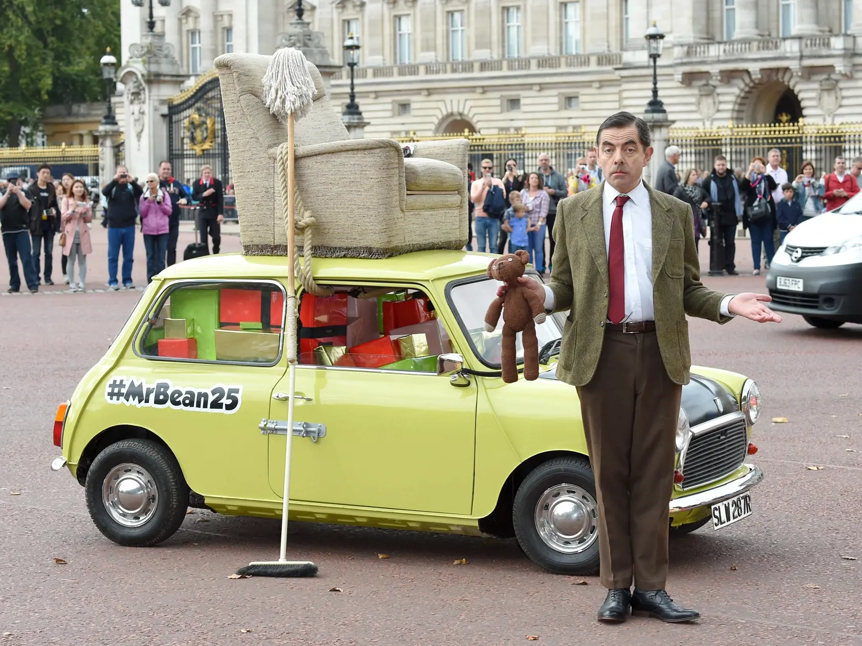 Ak by sme si mali vybrať jednu jedinú komickú postavičku, ktorú zaručene pozná celý svet, bol by to nepochybne Mr. Bean. Tichý, ale roztržitý muž s ulízanými vlasmi a medvedíkom dokáže rozosmiať aj bez slov azda každého.
