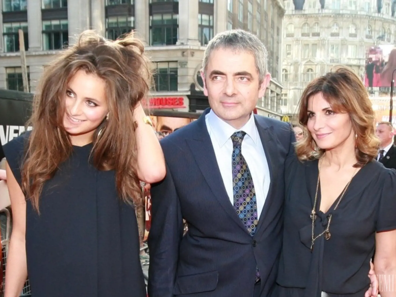 Lily, Rowan Atkinson a jeho exmanželka Sunetra Sastriová.