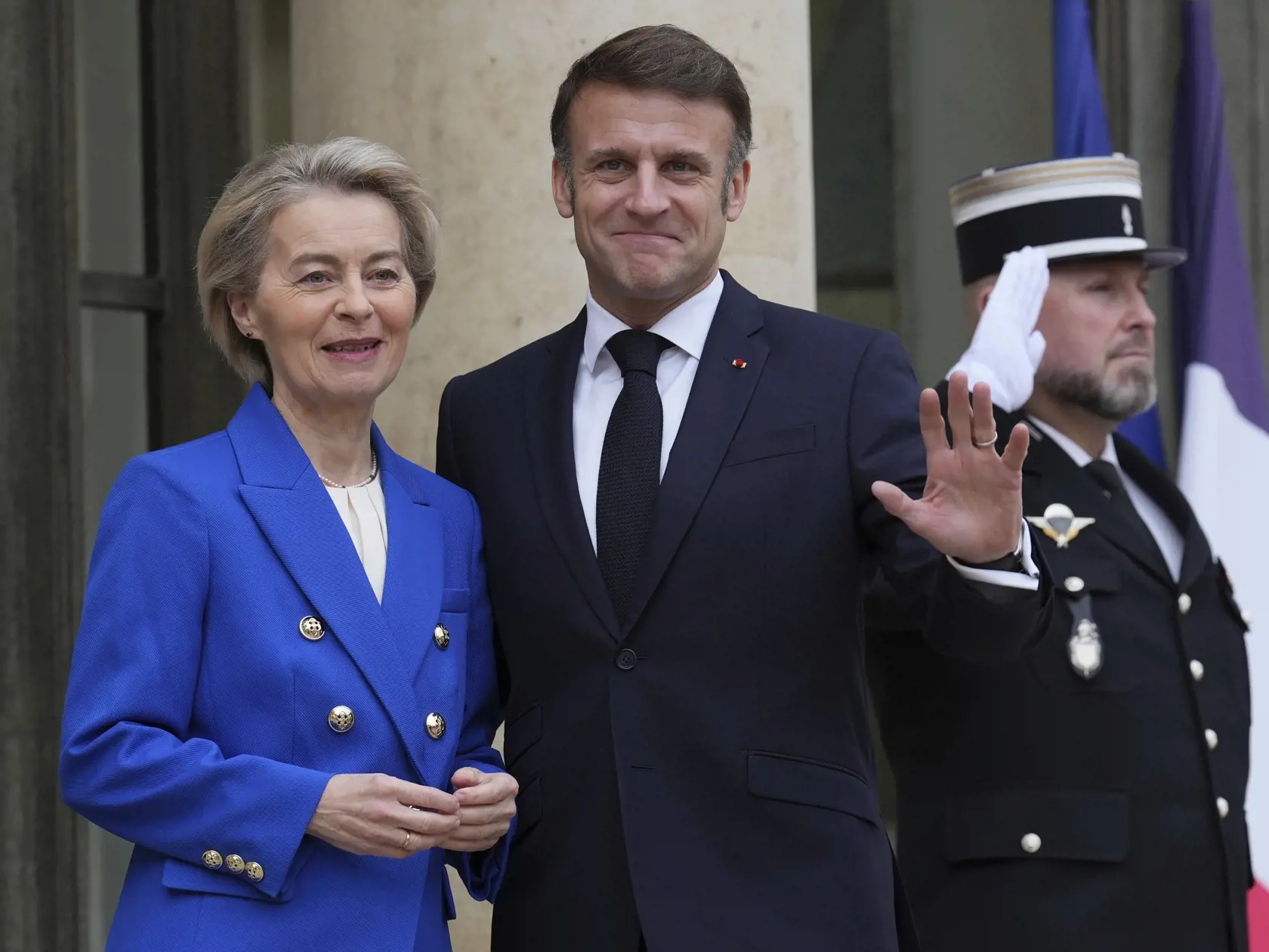 KK1 Paríž - Francúzsky prezident Emmanuel Macron a predsedníčka Európskej komisie Ursula von der Leyenová pózujú pred rozhovormi v Elyzejskom paláci 28. januára 2025 v Paríži. FOTO TASR/AP
French President Emmanuel Macron and EU Commission president Ursula von der Leyen pose before their talks, Tuesday, Jan. 28, 2025 at the Elysee Palace in Paris. (AP Photo/Aurelien Morissard)