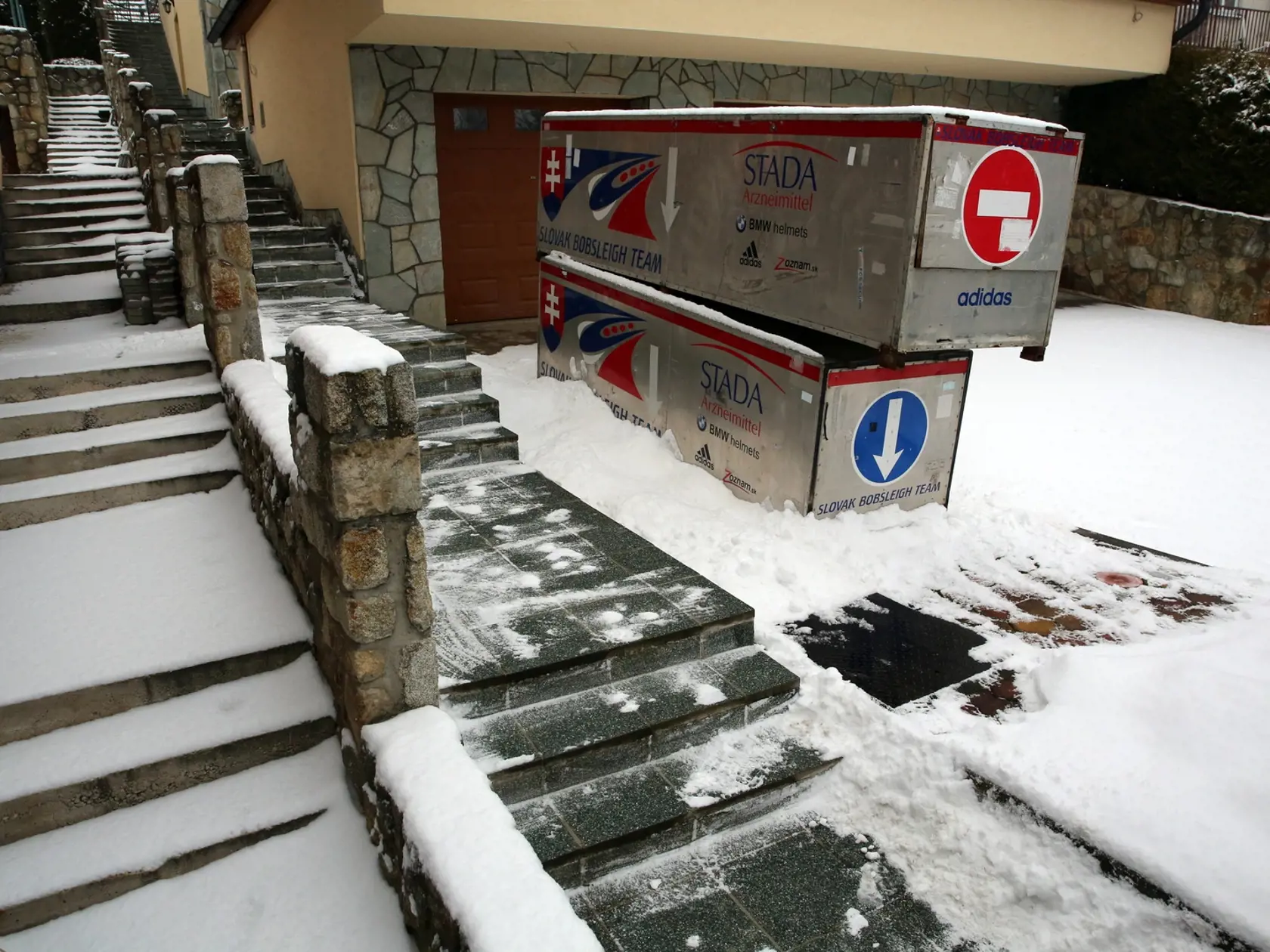 Za bránou mal boxy na boby.