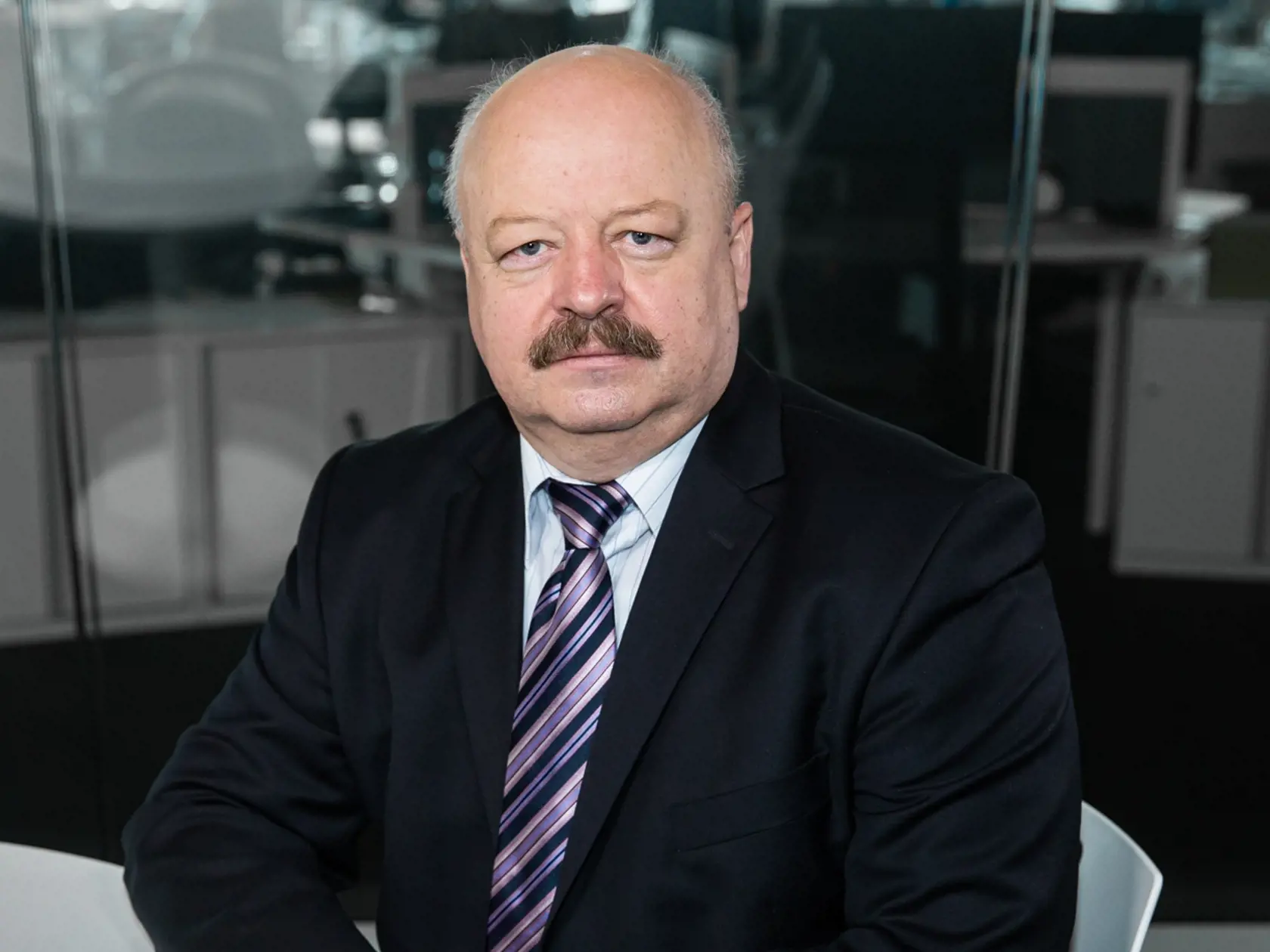 Generál Pavel Macko v štúdiu NMH v Bratislave. 