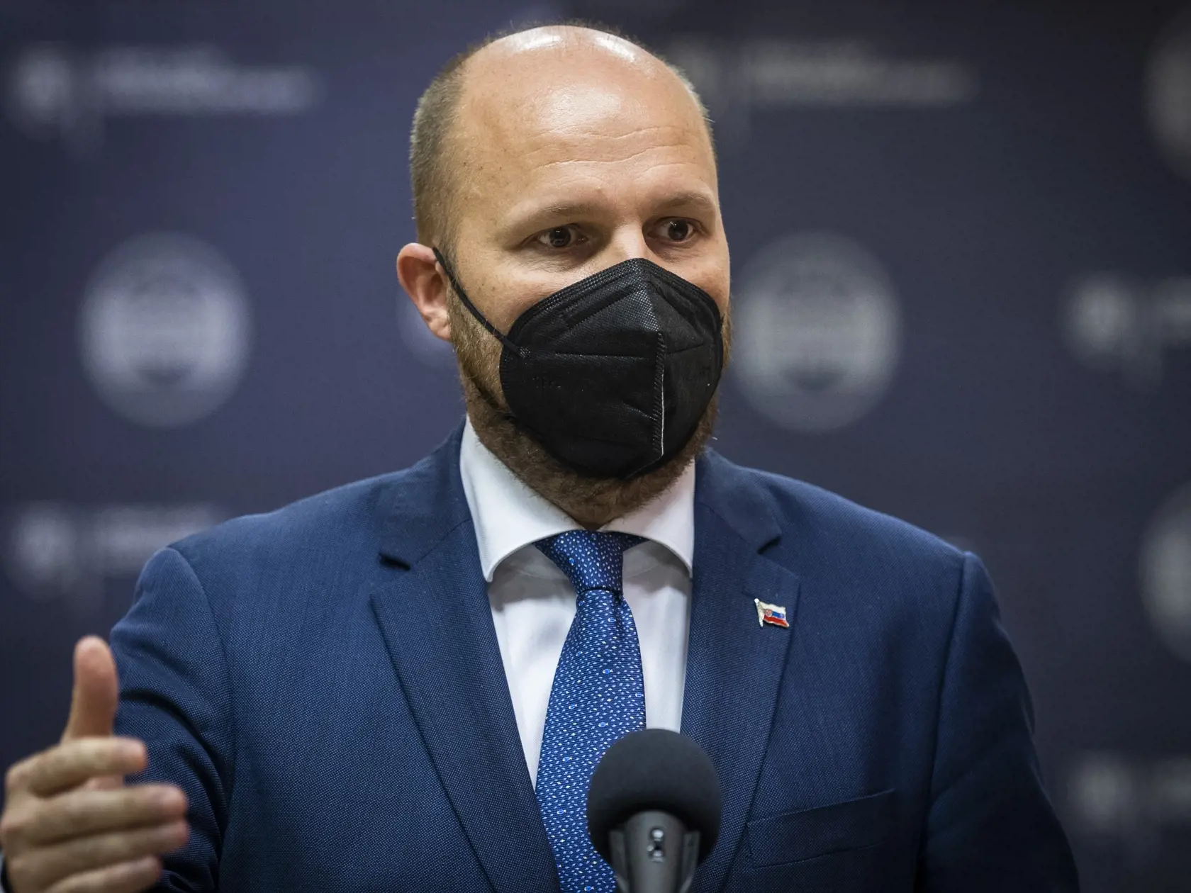 Na snímke minister obrany SR Jaroslav Naď (OĽaNO) počas tlačovej konferencie po mimoriadnom rokovaní Bezpečnostnej rady SR k situácii na Ukrajine v Bratislave 25. januára 2022.