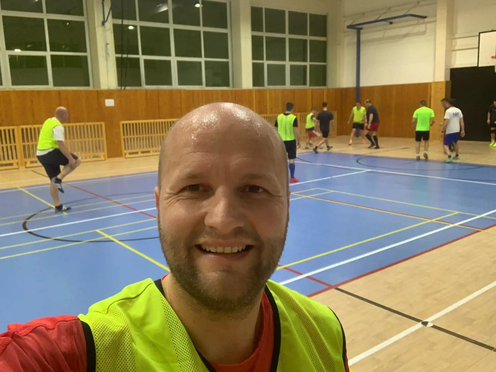 Minister obrany Jaroslav Naď pravidelne hravá futbal, pomáha mu to aj pri chudnutí.
