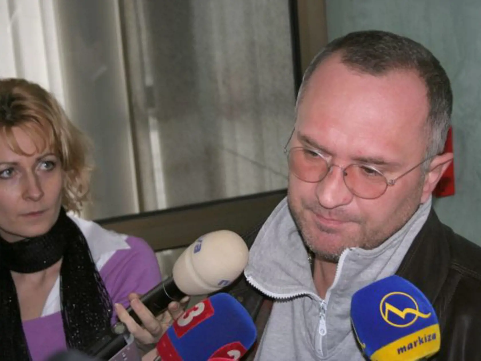 Obhajca Jána S. a Dávida V. Alexander Filo (vpravo) poèas rozhovoru s novinármi. Trojicu mužov obvinených v prípade vraždy Daniela Tupého vzal dnes sudca do väzby.  Advokáti sa voèi tomuto rozhodnutiu odvolali, a teda definitívne o väzbe trojice bude rozhodova bratislavský krajský súd. Bratislava, 29. február 2008.  Foto: SITA/Zuzana Lobíková