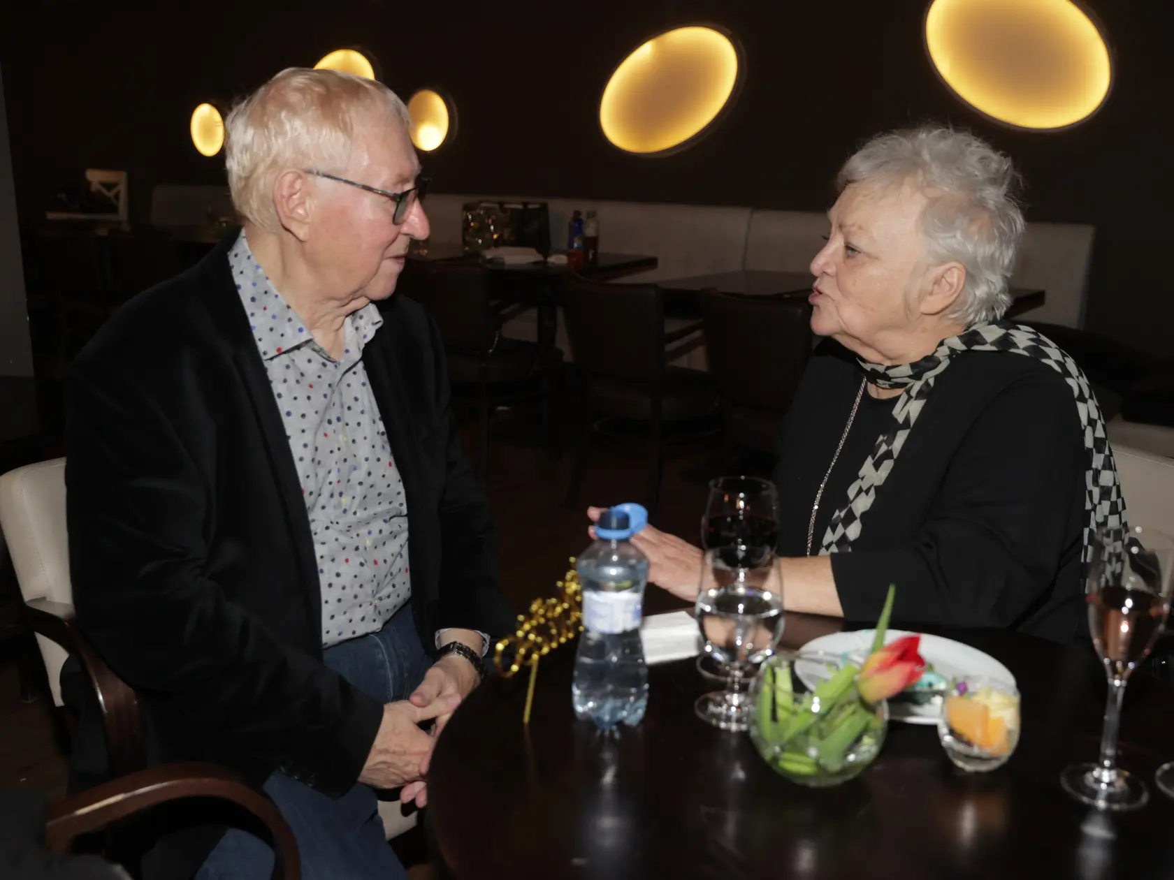 Herec Karol Čálik oslávil 80. narodeniny po predstavení v divadle Nová Scéna. Prišla aj Ida Rapaičová.