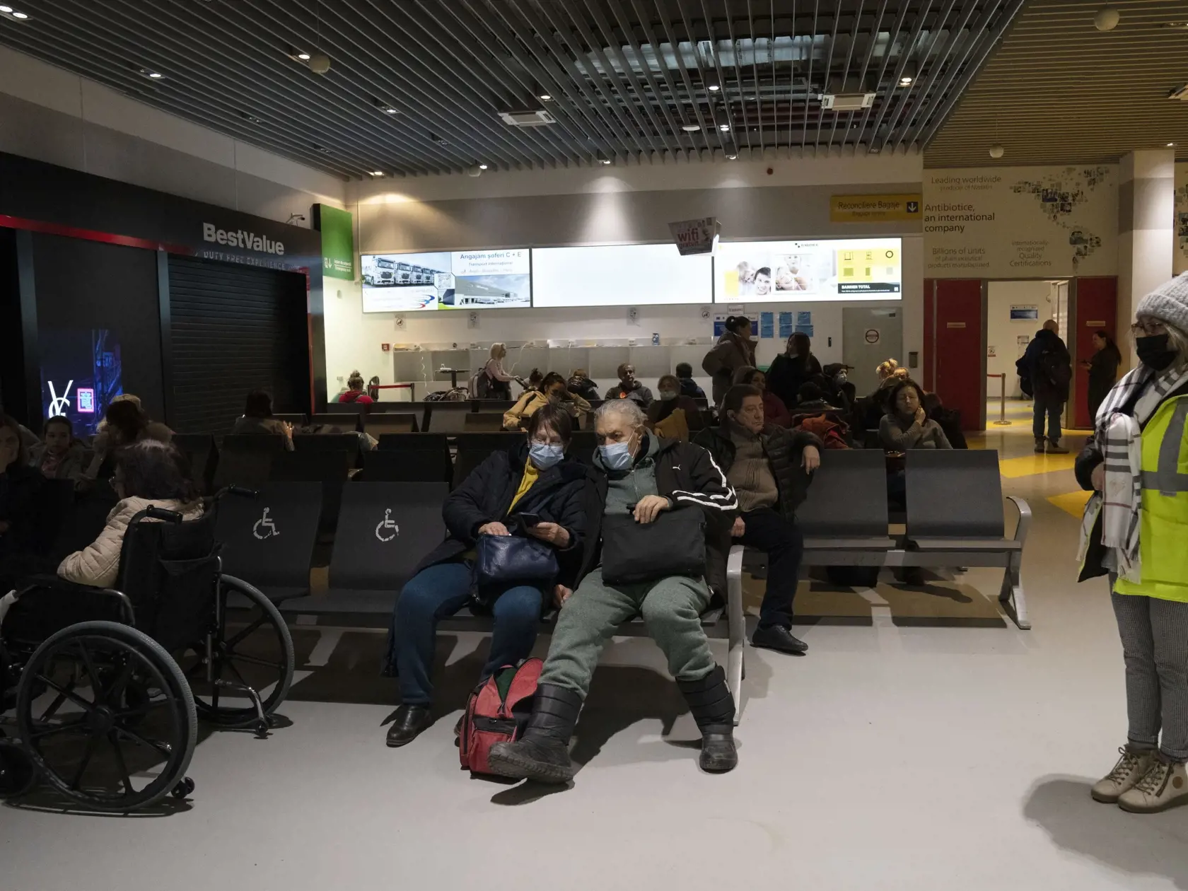 Ukrajinský pár čaká na medzinárodnom letisku Iasi v Rumunsku pred ich odletom do Izraela 8. marca 2022. Do Izraela v rámci mimoriadnych letov Operation Orange Wings pricestovala prvá skupina utečencov, ktorí utiekli z Ukrajiny pred ruskou vojenskou inváziou.