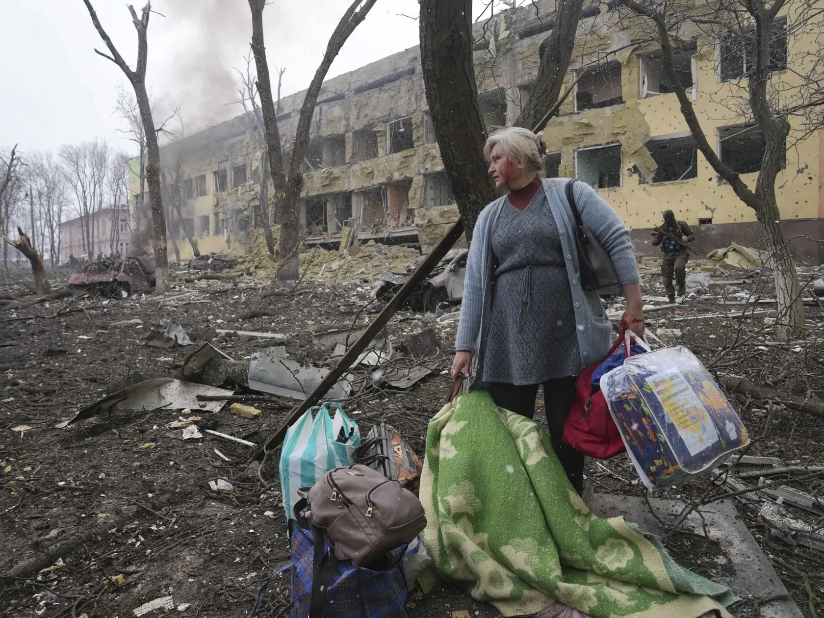 Ženy, ktoré rodili priamo počas bombardovania, zachránilo len to, že ich včas previezli do suterénu nemocnice – ak by však Putinova megabomba nemocnicu zasiahla priamo, zrejme by im nepomohlo ani to. Ostatné, menšie bomby však „trafili do čierneho“ a spôsobili kolosálne škody.