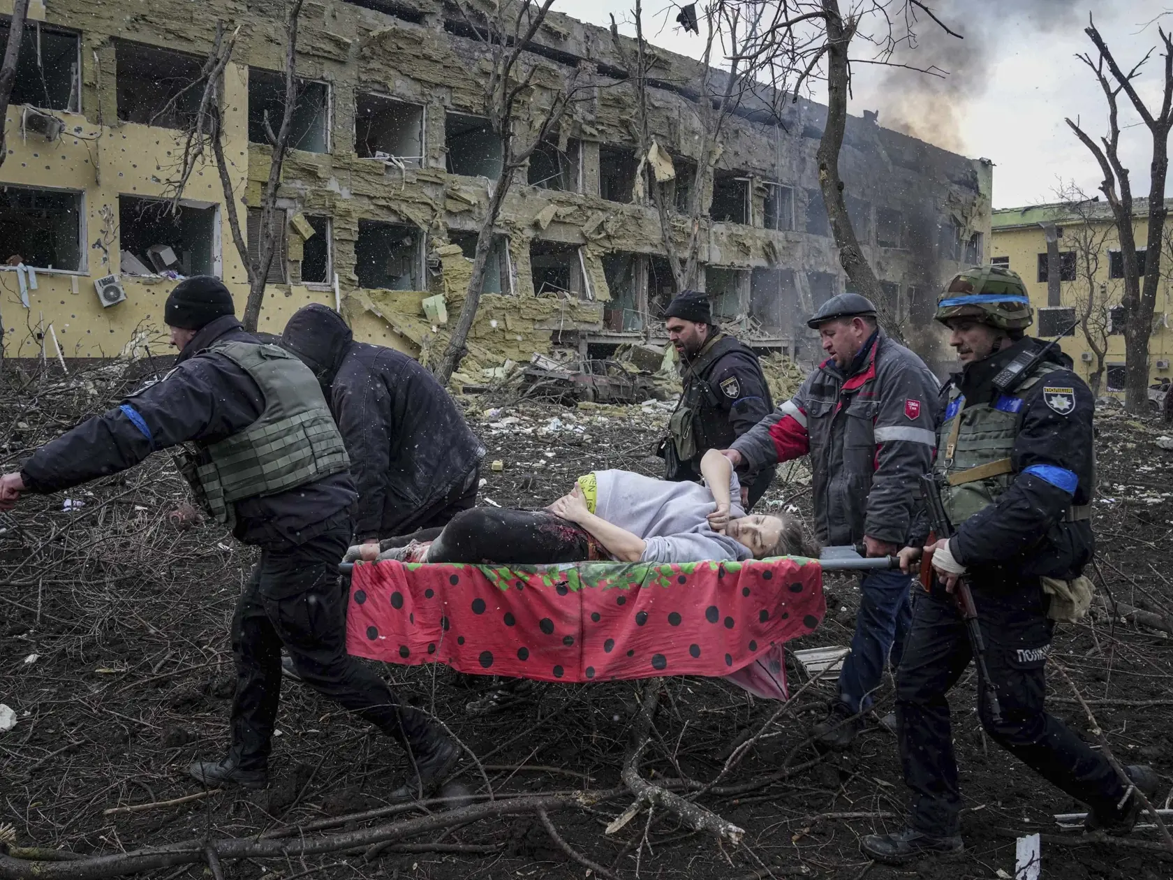 Ženy, ktoré rodili priamo počas bombardovania, zachránilo len to, že ich včas previezli do suterénu nemocnice – ak by však Putinova megabomba nemocnicu zasiahla priamo, zrejme by im nepomohlo ani to. Ostatné, menšie bomby však „trafili do čierneho“ a spôsobili kolosálne škody.