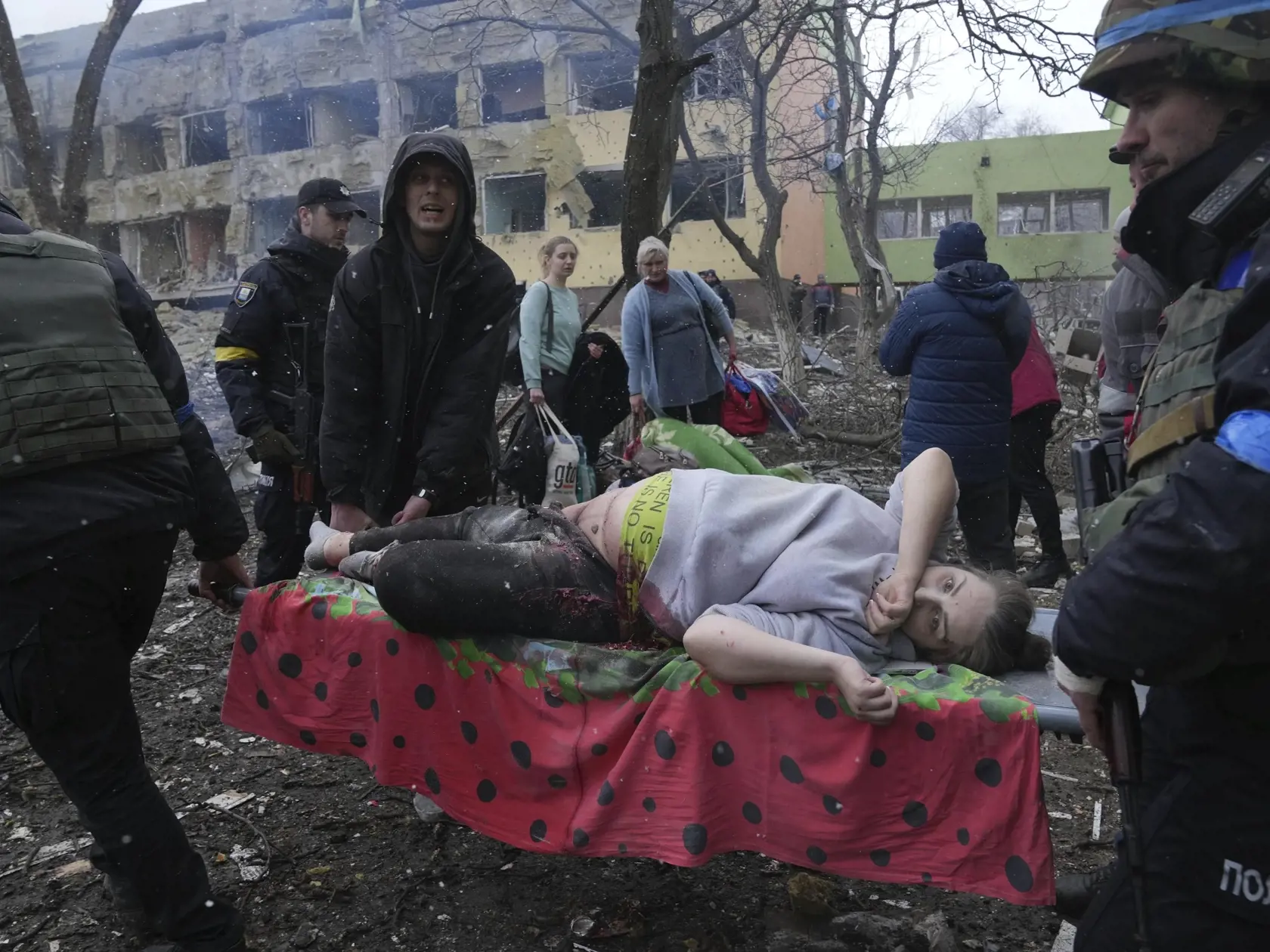 Práve počas dňa, kedy mal v prístavnom meste Mariupoľ zavládnuť dohodnutý mier, počas ktorého civilisti plánovali ujsť do bezpečia, Rusko zhodilo údajne až tonovú bombu, ktoré zdevastovala miestnu detskú nemocnicu aj s pôrodnicou a zanechala po sebe dve poschodia hlboký kráter.
