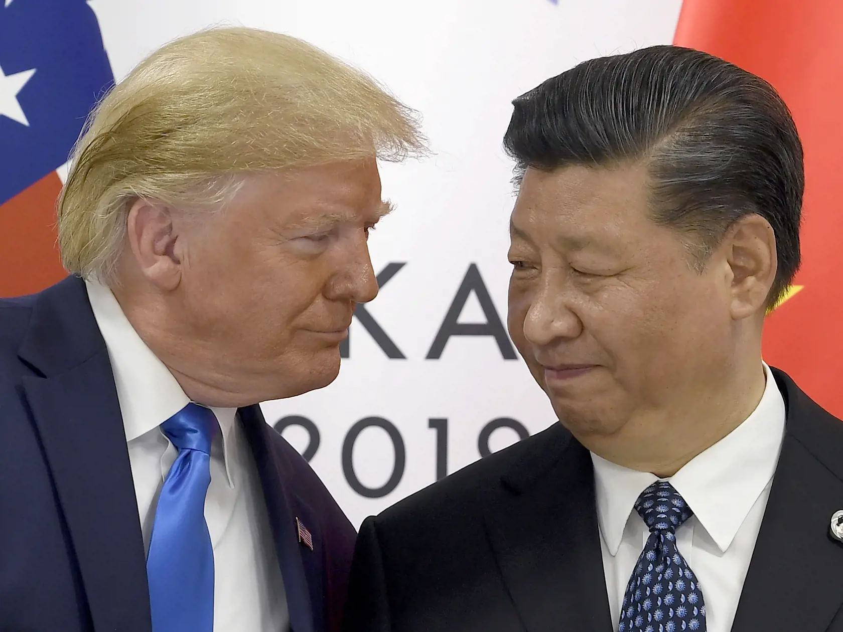 Na archívnej snímke z 29. júna 2019 americký prezident Donald Trump (vľavo) a čínsky prezident Si Ťin-pching počas summitu G20 v japonskom meste Osaka.
