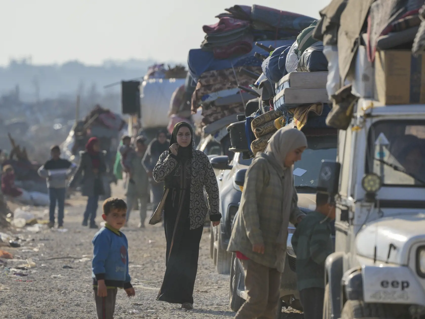Vysídlení Palestínčania sa z centrálnej časti Pásma Gazy vracajú na autách do svojich domovov v zničenej severnej časti Pásma Gazy v stredu 29. januára 2025.