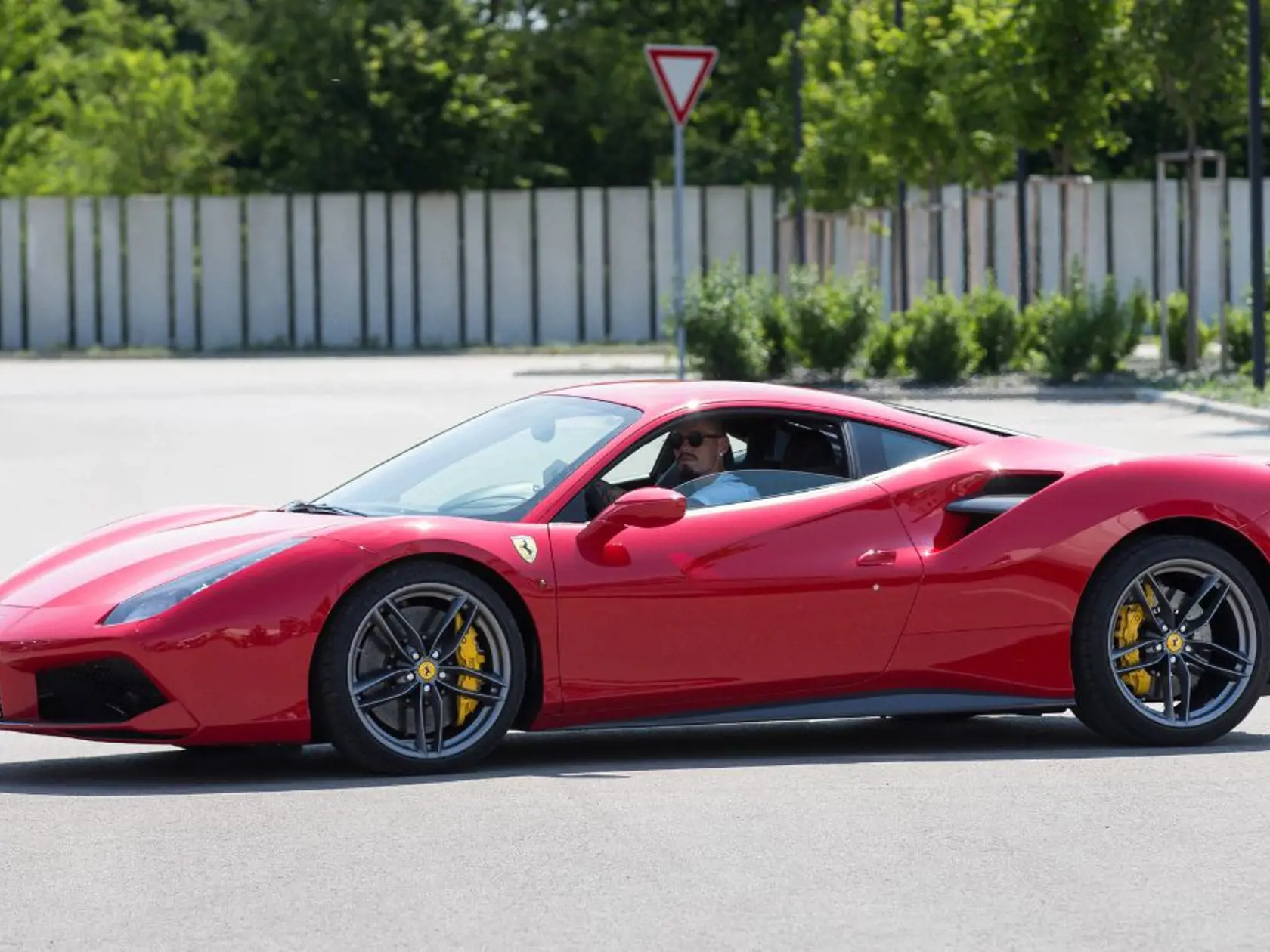 Ako by to bolo byť hviezdou v Taliansku a nevlastniť Ferrari. Jedno má aj Marek Hamšík, konkrétne 458 Italia červenej farby. „Mám ho už dva roky a používam ho najmä v Taliansku,“ priznal v lete Marek. V autíčku za 220-tisíc eur sa priviezol aj na svoju svadbu.