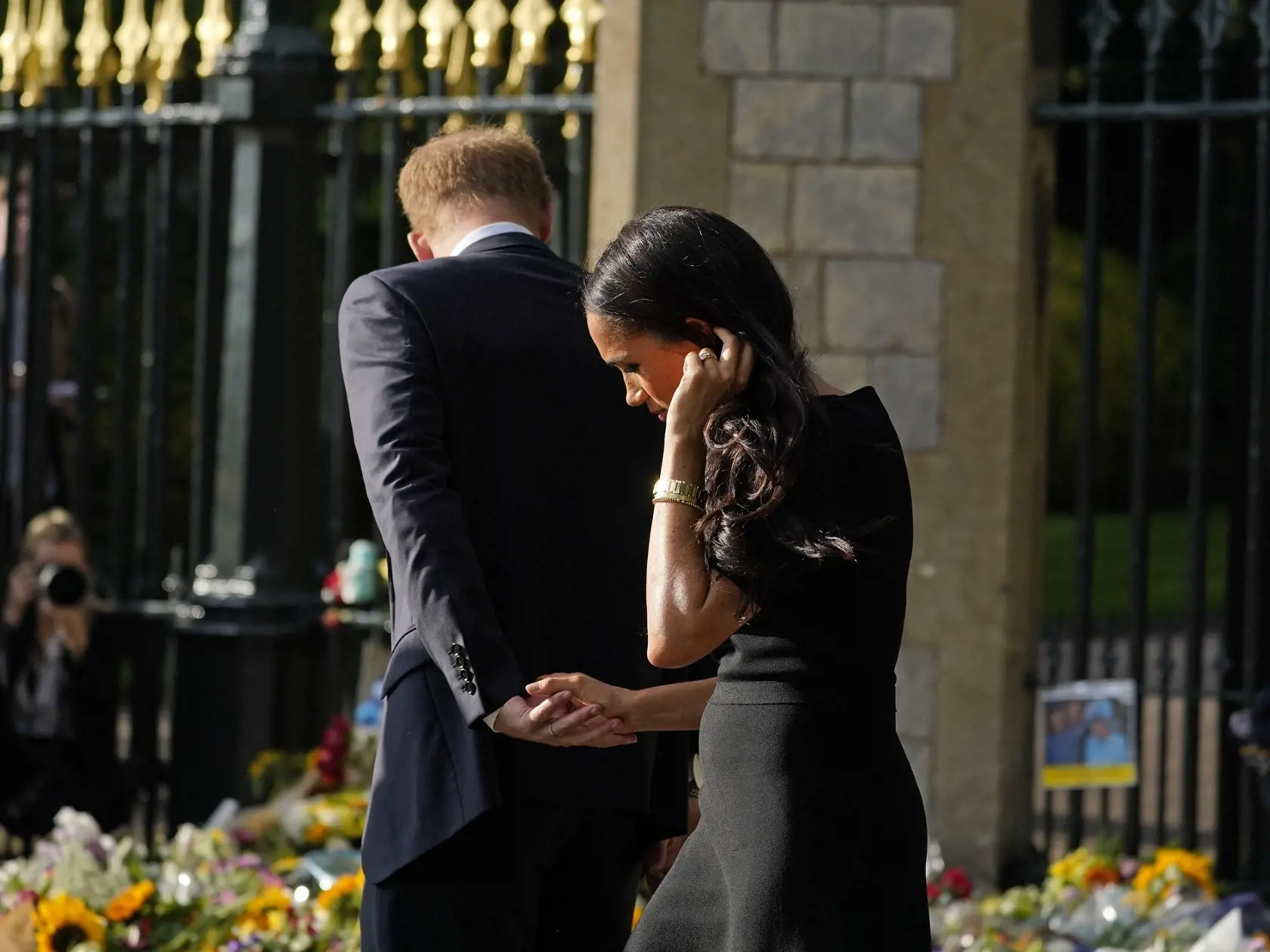 Vojvodkyňa Meghan a princ Harry vzdali hold zosnulej kráľovnej († 96).
