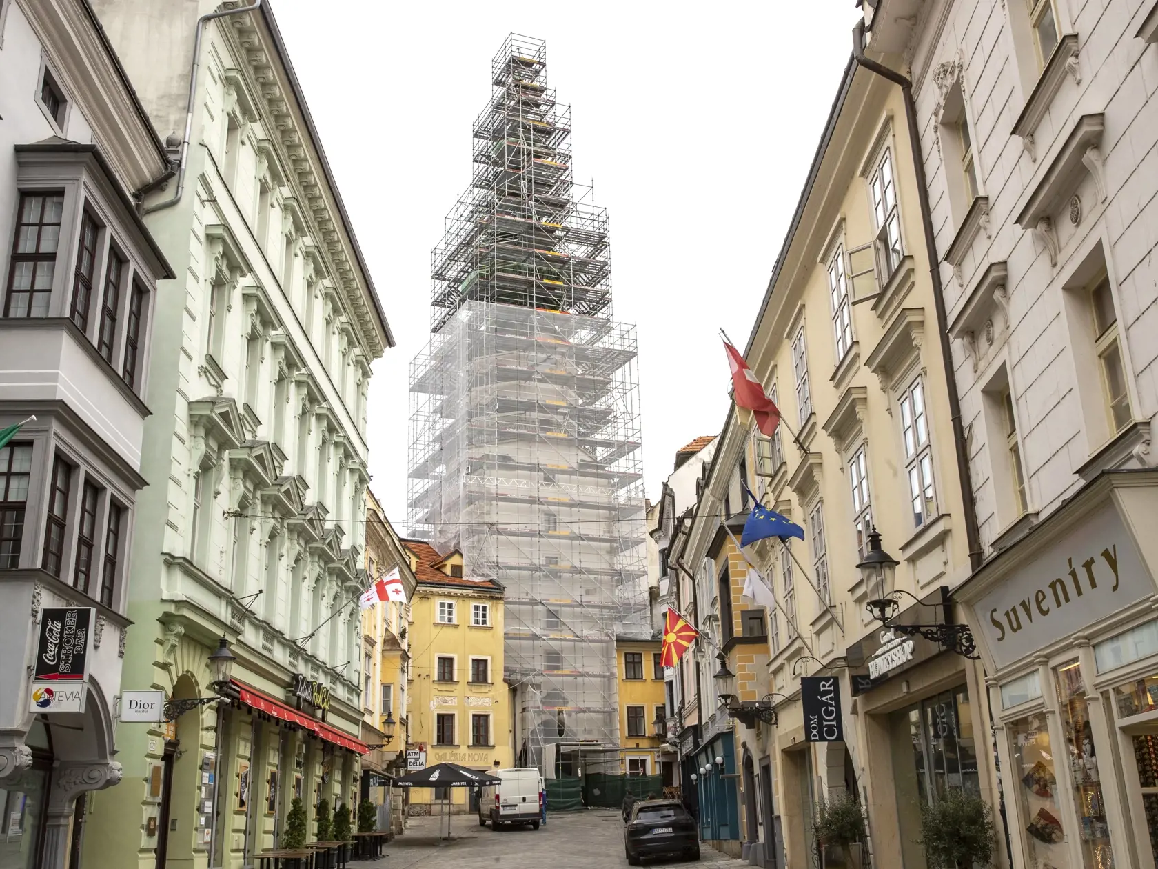 Niektoré adresy prinášajú podľa numerológie šťastie, iné nie. Na snímke je Michalská brána v bratislavskom Starom meste, ktorá prechádza kompletnou rekonštrtukciou fasády.