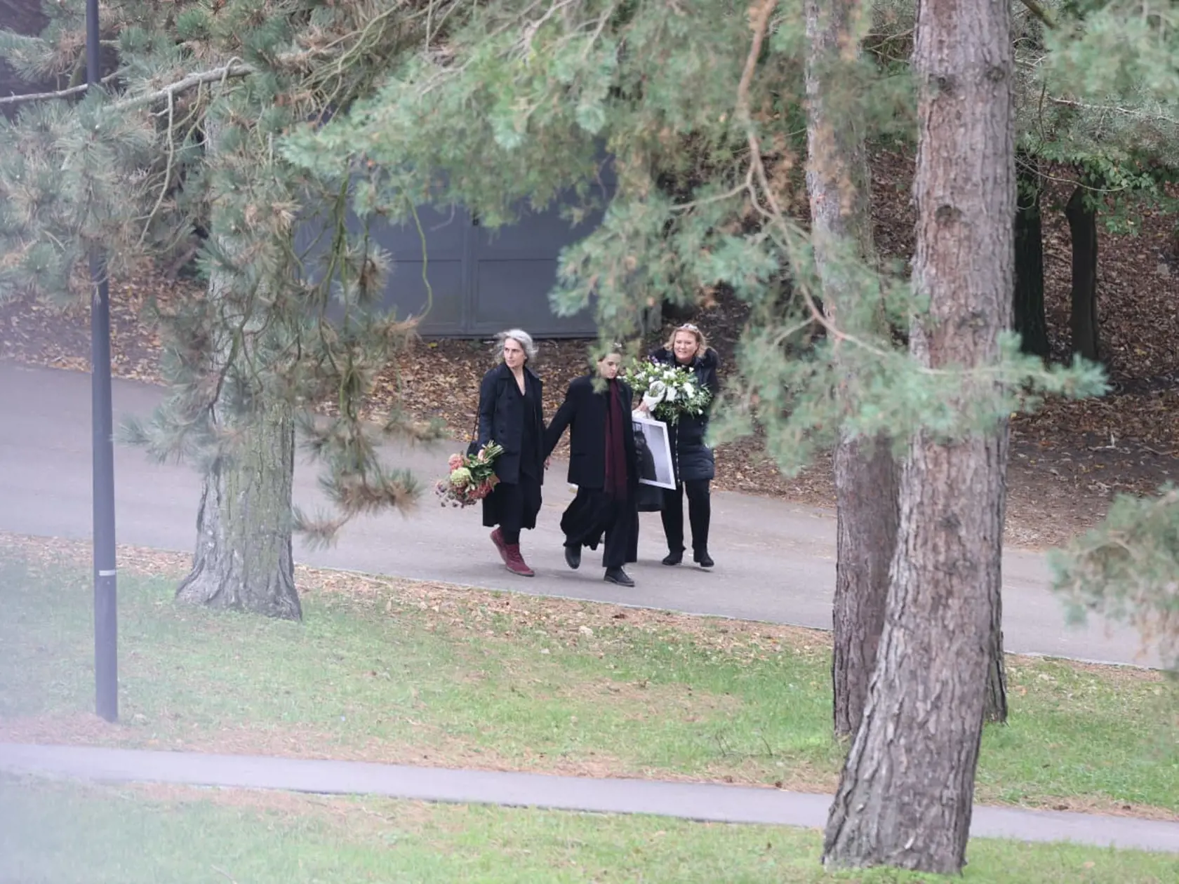S Ivanom Kočnerom sa prišli rozlúčiť blízki a rodina. Manželka s deťmi priniesla vence z bielych kvetov a obraz s Ivanovou podobizňou.