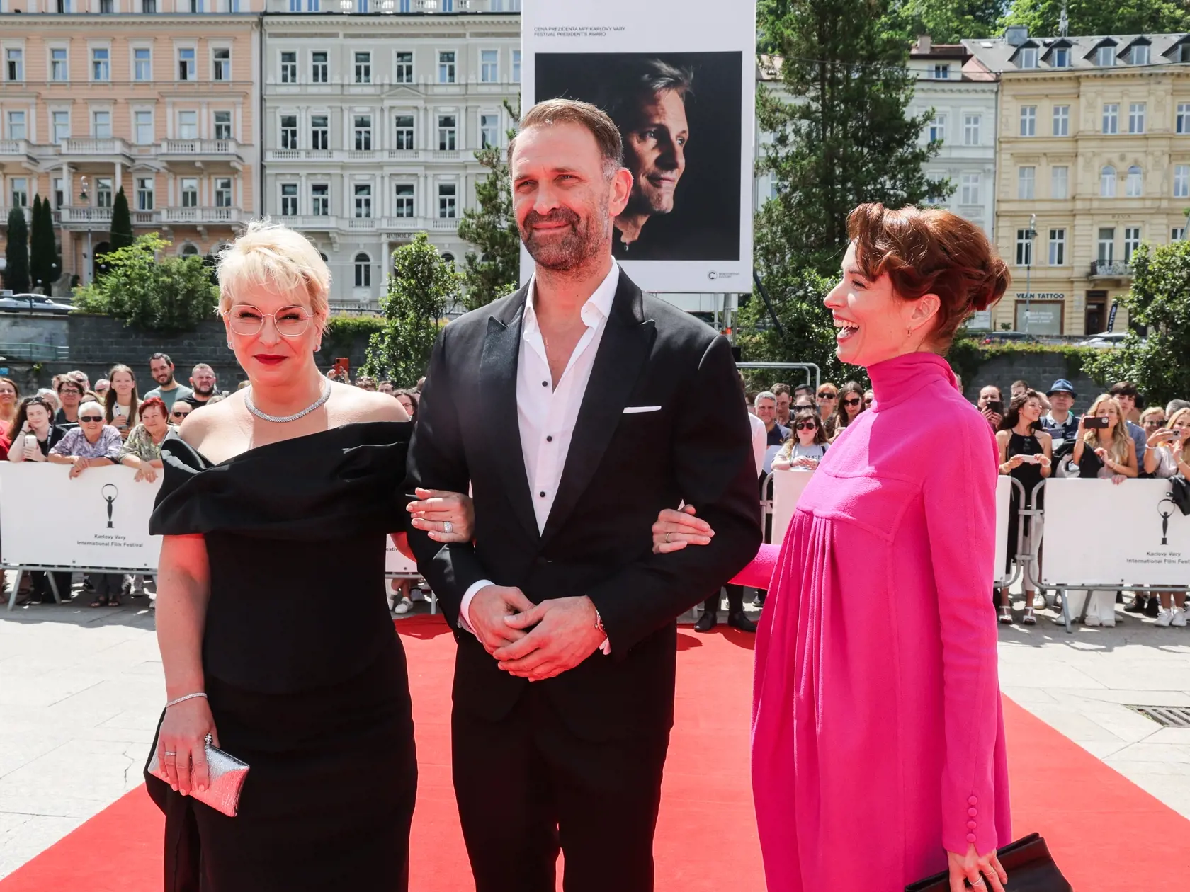 Film Vlna tvorcovia prvýkrát predstavili na festivale v Karlovych Varoch. V Hliavných úlohách hviezdila Táňa Pauhofová a Tomáš Maštalír. Režisérom je Jiří Mádl.