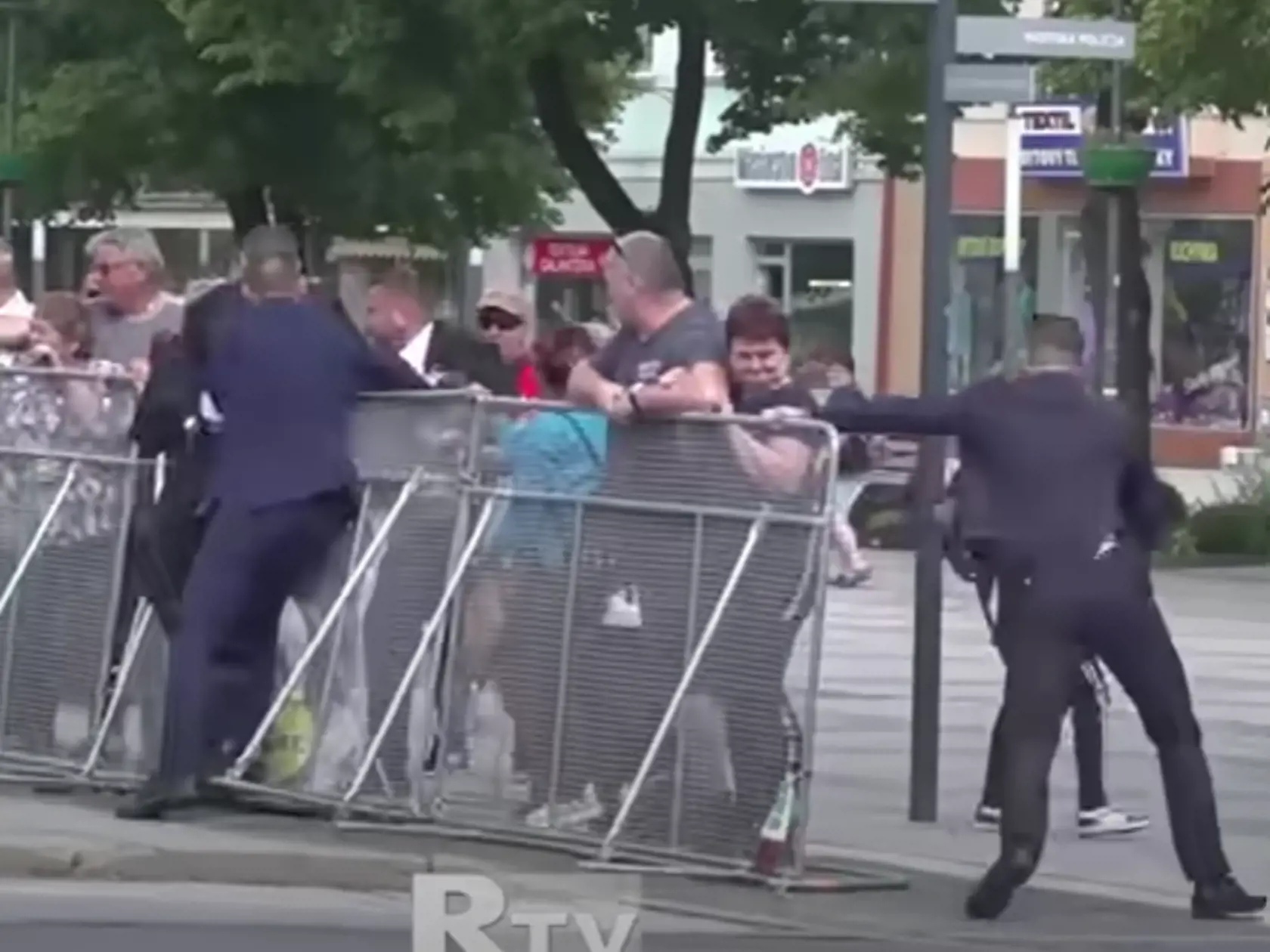 Na detailných záberoch vidno muža so ženou, ktorí pravdepodobne vyrušili atentátnika pred streľbou na Fica.