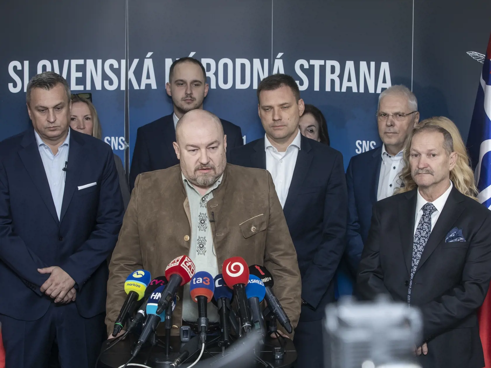 Na snímke je tlačová konferencia Slovenskej národnej strany počas ktorej informovala, že sťahuje nomináciu Rudolfa Huliaka na post ministra životného prostredia. Na fotke je  poslanec Národnej rady Slovenskej republiky na kandidátke strany SNS Rudolf Huliak.