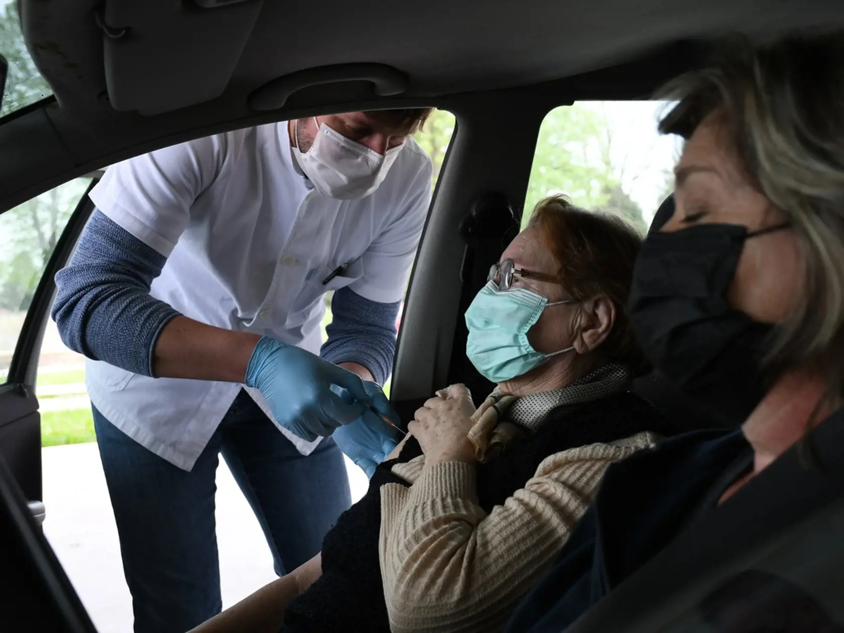 Chorvátsky rezort zdravotníctva spustil v pondelok očkovaciu kampaň v takzvaných "covid autobusoch", informujú miestne médiá.
      Minister zdravotníctva Vili Beroš a riaditeľ chorvátskeho Inštitútu pre verejné zdravotníctvo Krunoslav Capka zdôraznili význam vysokej miery vakcinácie vzhľadom na nadchádzajúcu turistickú sezónu, ako aj v rámci prípravy na novú vlnu pandémie koronavírusu, ktorá sa očakáva na jeseň.