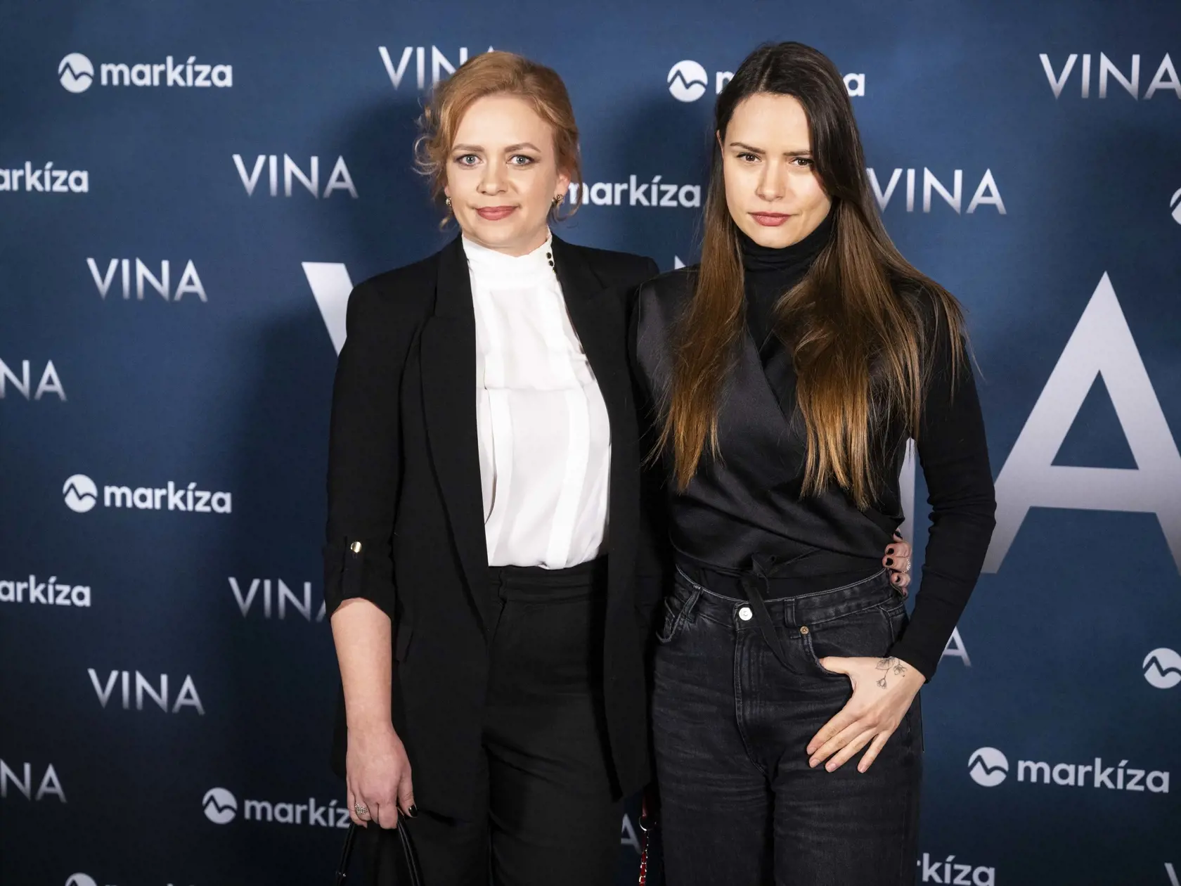 Na snímke sprava herečky Kristína Kanátová a Kamila Heribanová pózujú pred novinárskou projekciou nového seriálu televízie Markíza s názvom Vina v Bratislave v stredu 12. februára 2025. FOTO TASR - Jakub Kotian 