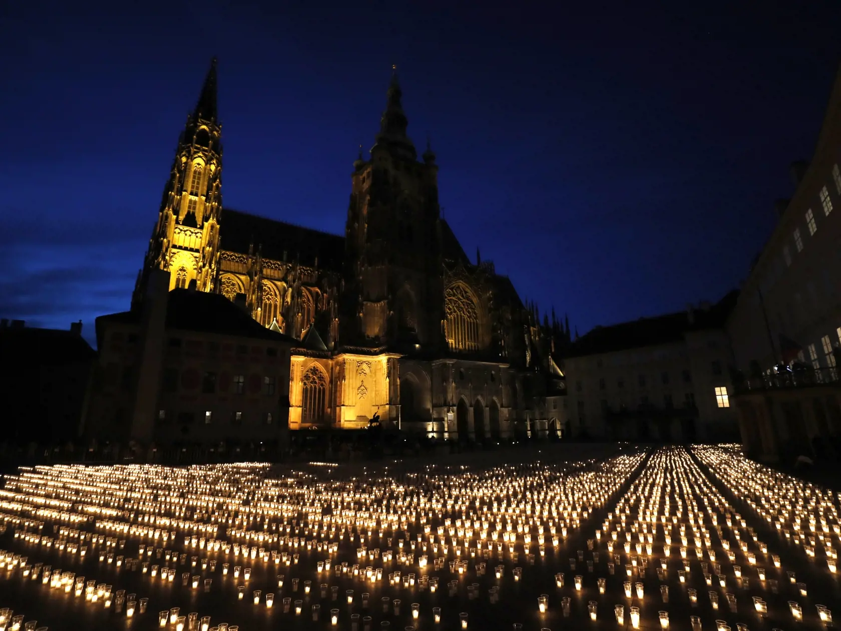 KK10 Praha - Žena horia na pamiatku obetí pandémie koronavírusu na Pražskom hrade 10. mája 2021. FOTO TASR/AP
Candles are lit to commemorate victims of the COVD-19 pandemic at the Prague Castle in Prague, Czech Republic, Monday, May 10, 2021. The Czech Republic is massively relaxing its coronavirus restrictions as the hard-hit nation pays respect to nearly 30,000 dead. (AP Photo/Petr David Josek)