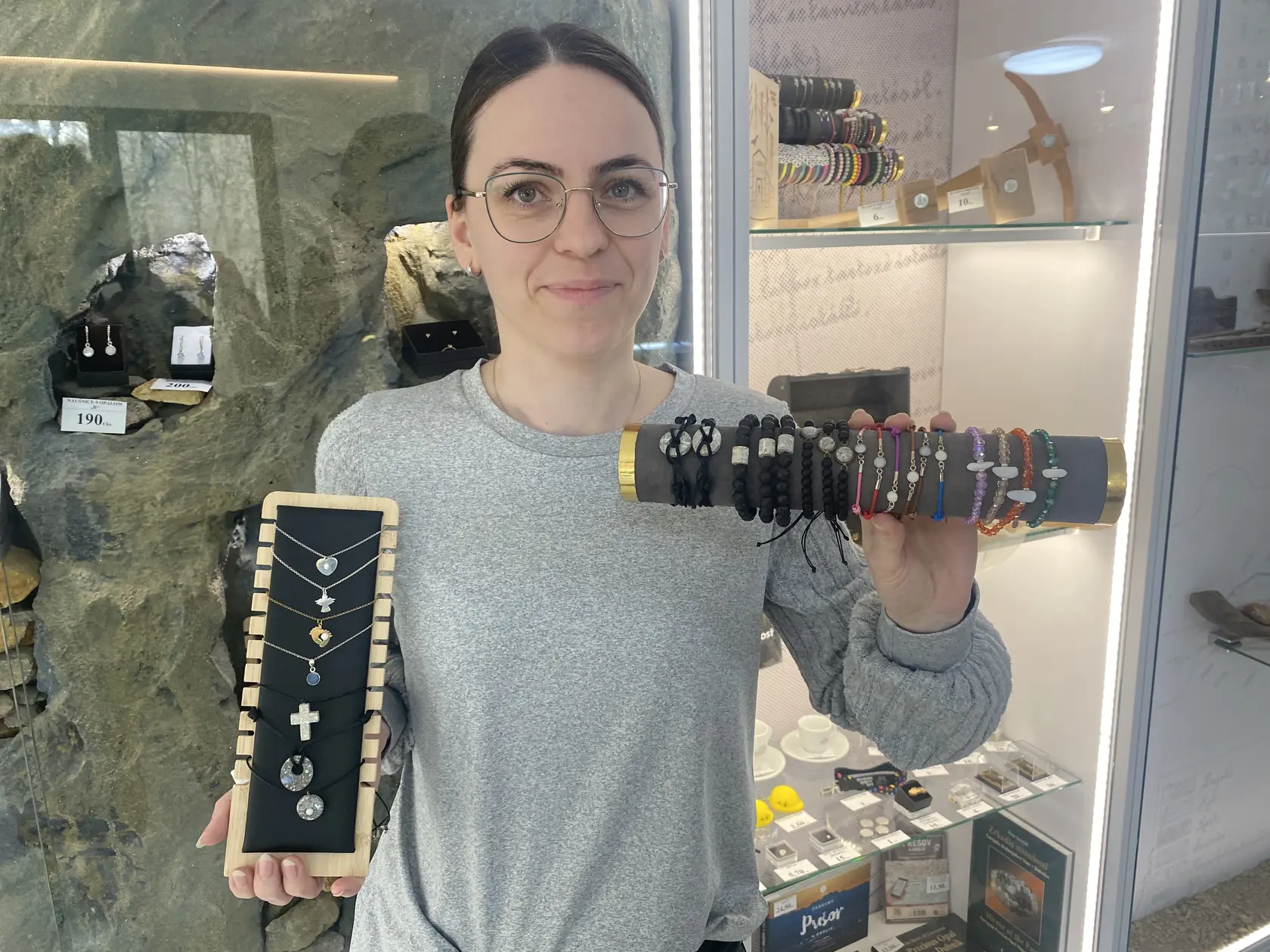 Šperky, v ktorých je drahý opál, vyrába Elena Čuriková (38).