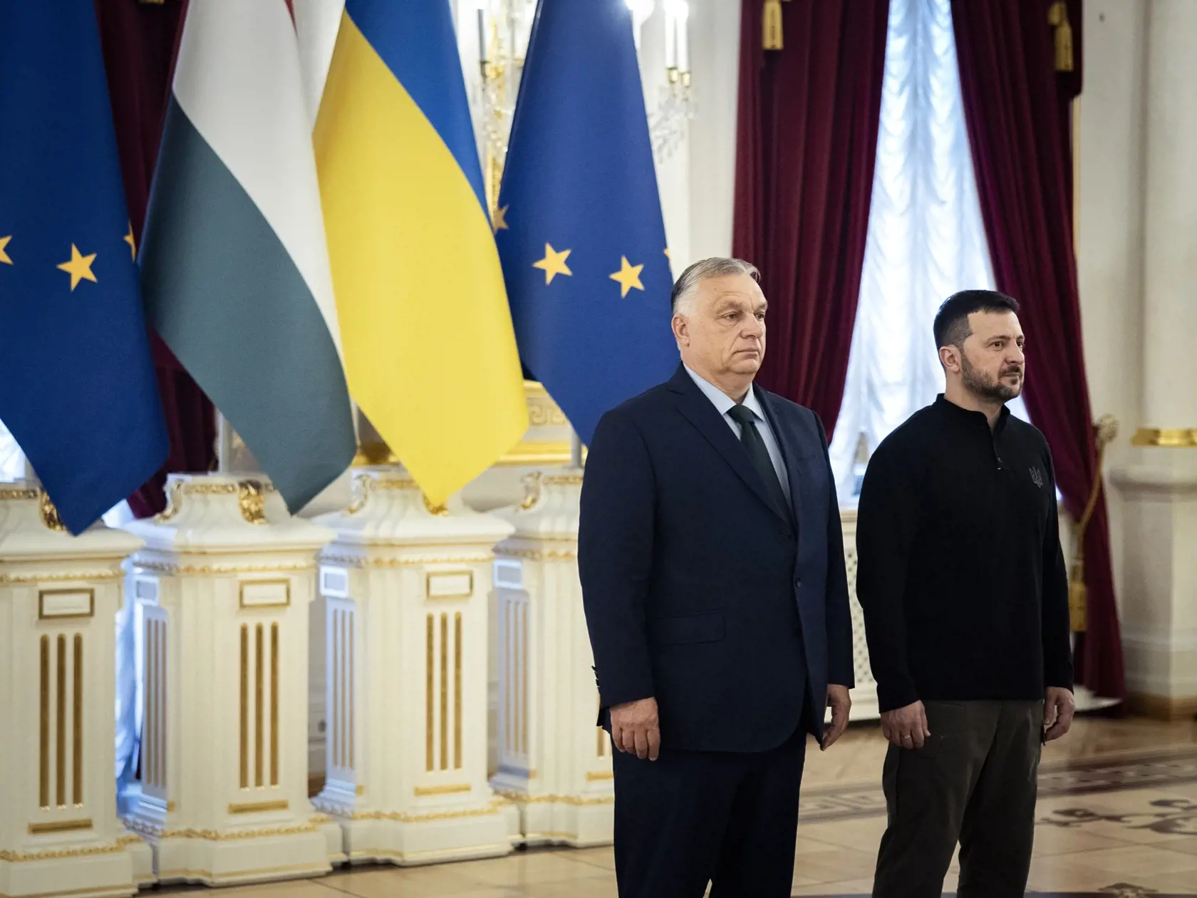 Ukrajinský prezident Volodymyr Zelenskyj (vpravo) a maďarský premiér Viktor Orbán (vľavo) na stretnutí v Kyjeve 2. júla 2024.