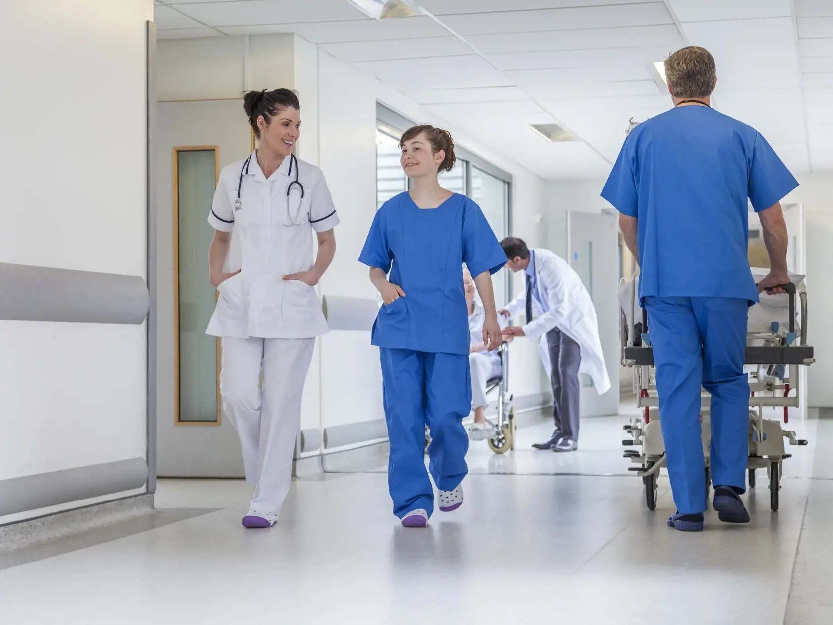 Zvyšná polovica odchádza za lepšími mzdami a najmä lepšími pracovnými podmienkami za západných krajín EÚ.