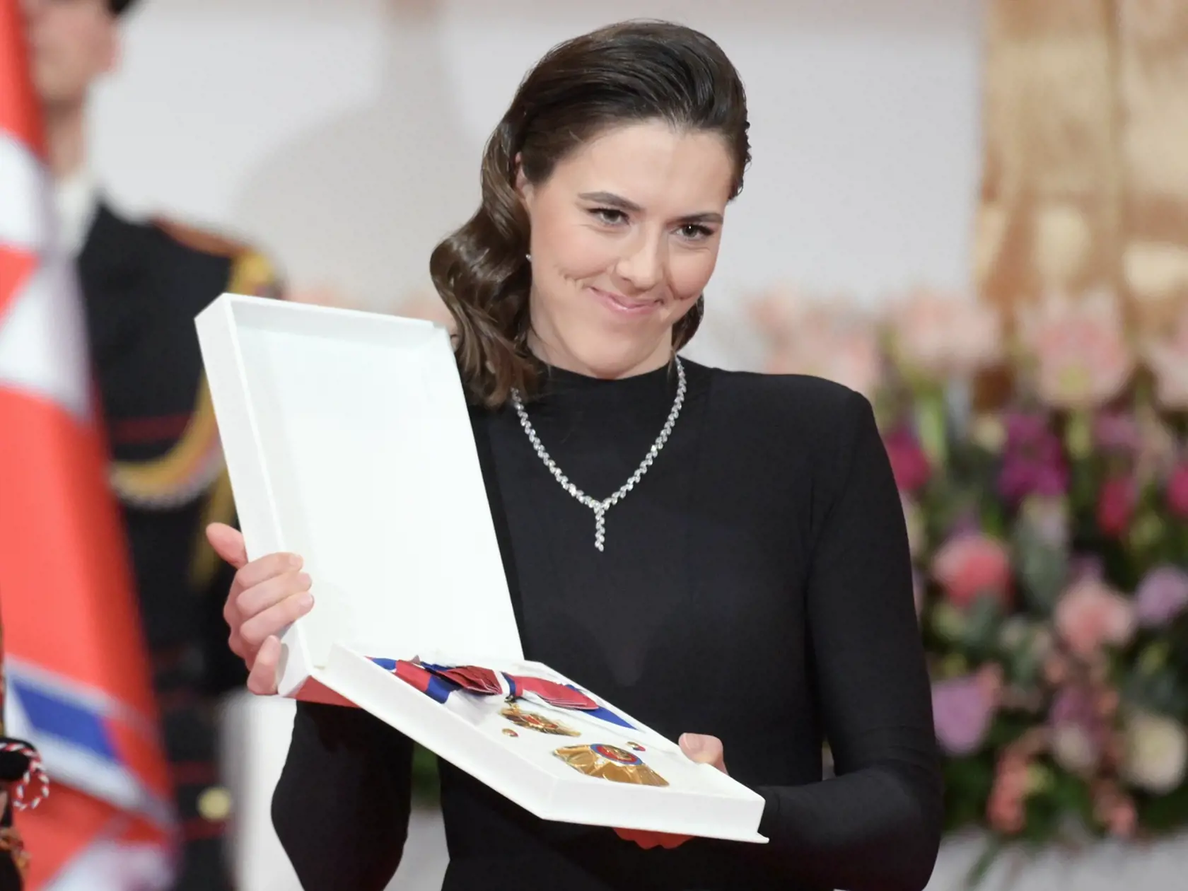 Na snímke lyžiarka Petra Vlhová si prebrala Rad Ľudovíta Štúra I. triedy za mimoriadne zásluhy o rozvoj Slovenskej republiky v oblasti športu, ako aj za mimoriadne šírenie dobrého mena Slovenskej republiky v zahraničí počas udeľovania štátnych vyznamenaní osobnostiam z rôznych oblastí spoločenského života