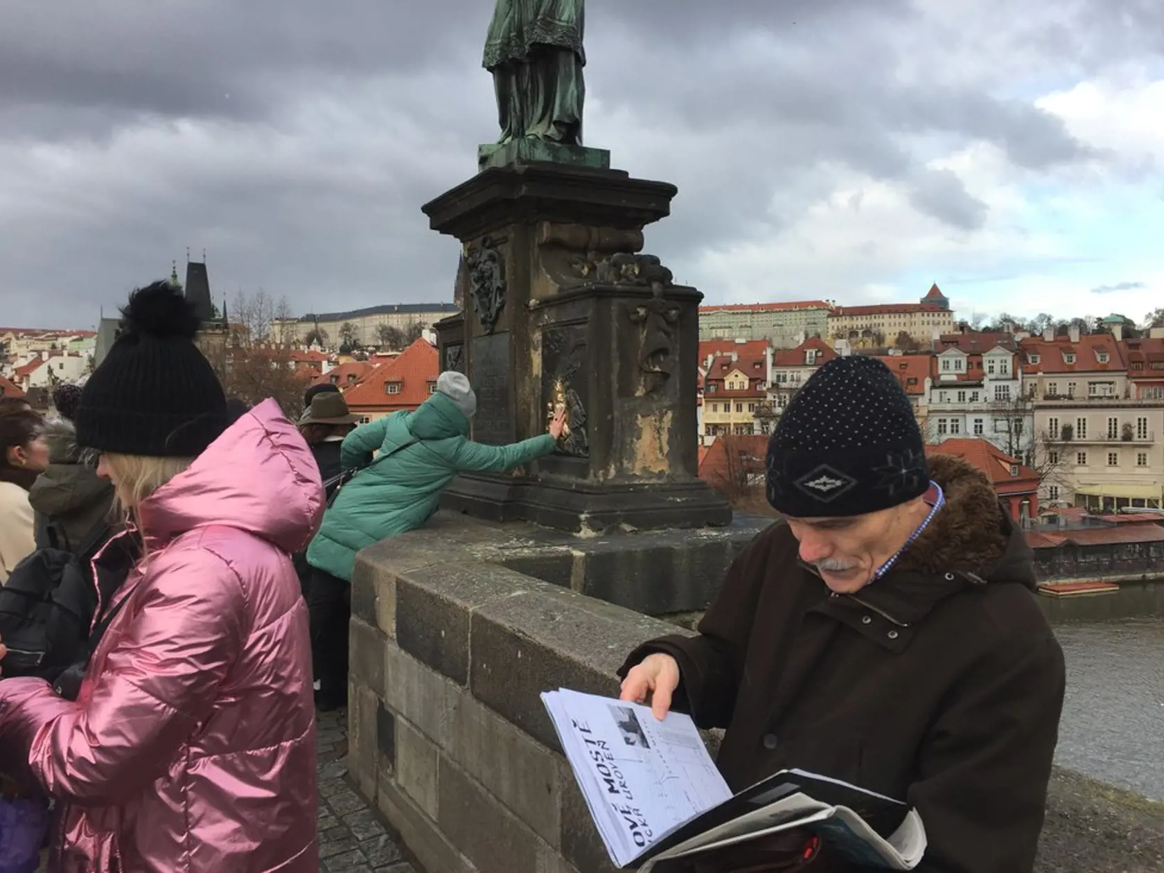 Nielen táto, ale aj iné sochy na Karlovom moste majú zvláštnu silu.