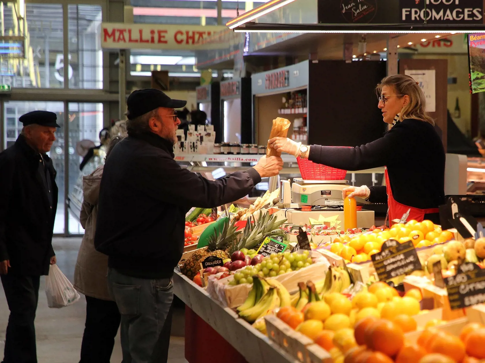 Ľudia bez ochranných rúšok  predávajú a nakupujú na tržnici vo francúzskom kúpeľnom meste Biarritz, ktoré sa nachádza asi 18 kilometrov severne od hraníc so Španielskom v pondelok 14. marca 2022. Francúzi už nepotrebujú na vstup do interiérov rúška ani covid pasy. V krajine prestala v pondelok platiť väčšina zostávajúcich protiepidemických opatrení.
