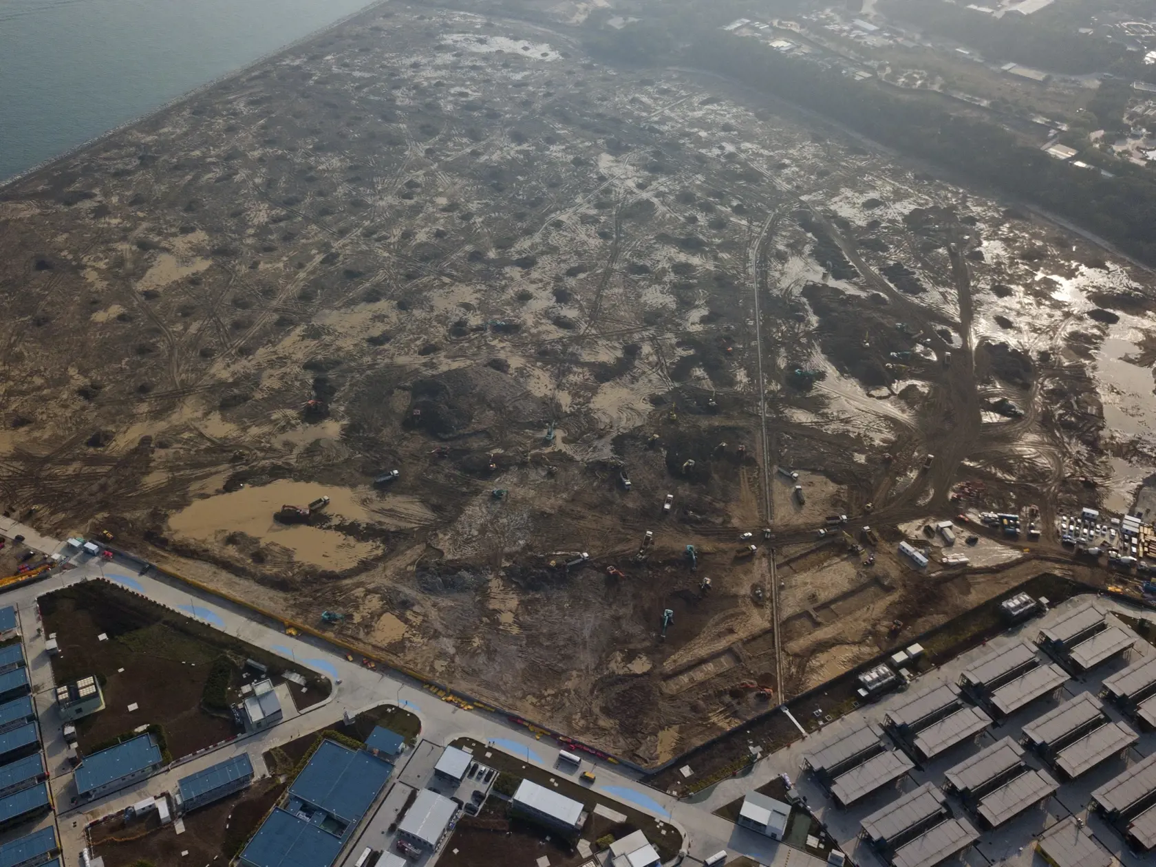 Pohľad na výstavbu budovy, kde budú izolačné jednotky pre pacientov s ochorením COVID-19 v karanténnom centre na ostrove Lantau v Hongkongu 24. februára 2022. Hongkonská vláda vo štvrtok uplatnila mimoriadne právomoci, aby umožnila lekárom a zdravotným sestrám z iných oblastí Číny pôsobiť v tomto meste, ktoré aktuálne zápasí s prudkým nárastom počtu nakazených koronavírusom.