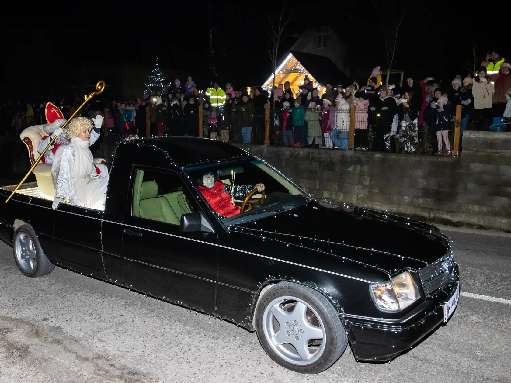 Deti sa veľmi potešili netradičnému povozu na akom prišiel Mikuláš spolu s anjelom a čertom.