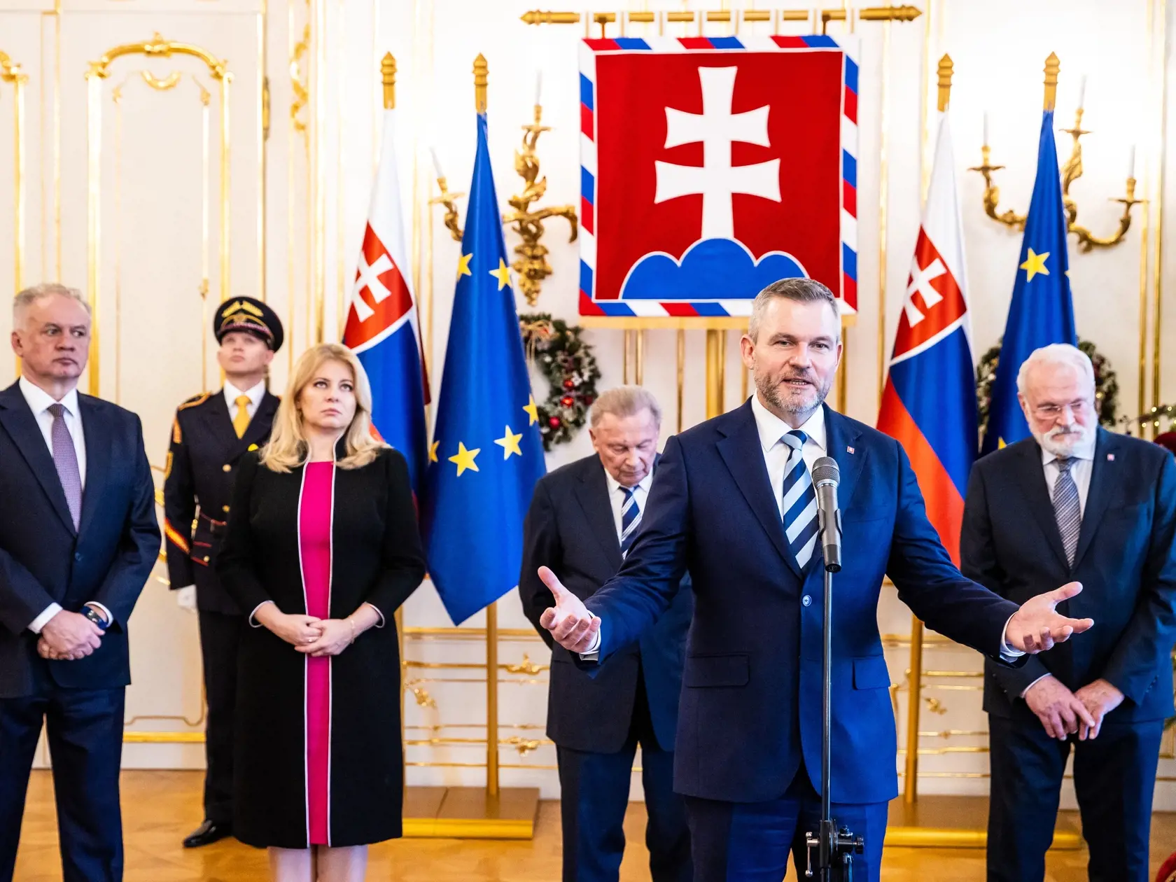 Tlačová konferencia po spoločnom obede bývalých prezidentov SR so súčastným Prezidentom SR, Petrom Pellegrinim v Prezidentskom paláci. Na snímke zľava, Andrej Kiska, Zuzana Čaputová, Rudolf Schuster, súčasný prezident SR Peter Pellegrini a Ivan Gašparovič.