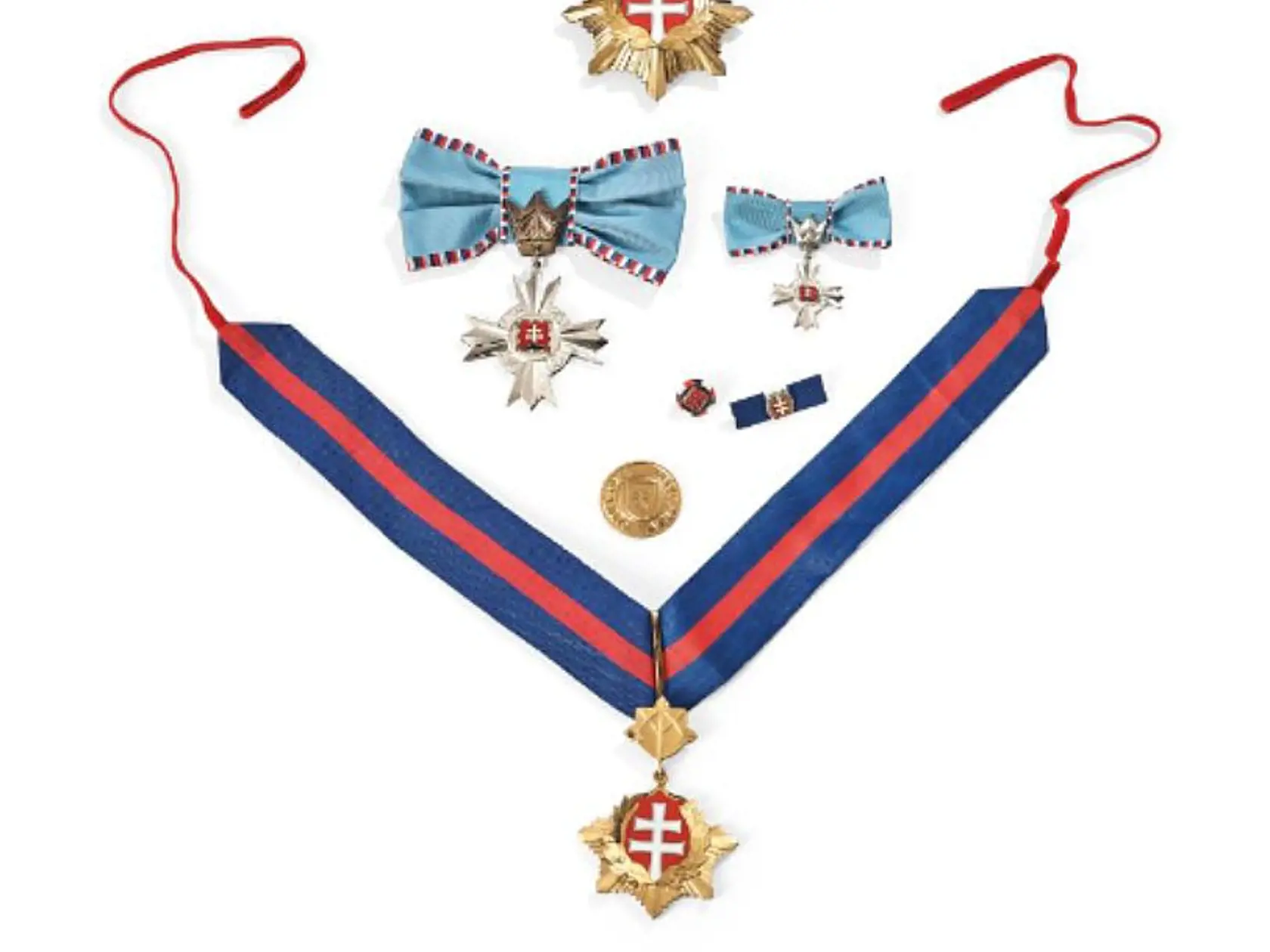 Dve vyznamenanie Slovenskej republiky: Rád Bieleho dvojkríža 2. triedy a Kríž prezidenta SR strieborný, čiastočne pozlátený. Predané za 3 408 eur. Vyvolávacia cena: 300 eur.